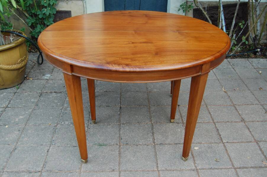Napoleon III table in fine walnut from the late 19th century.