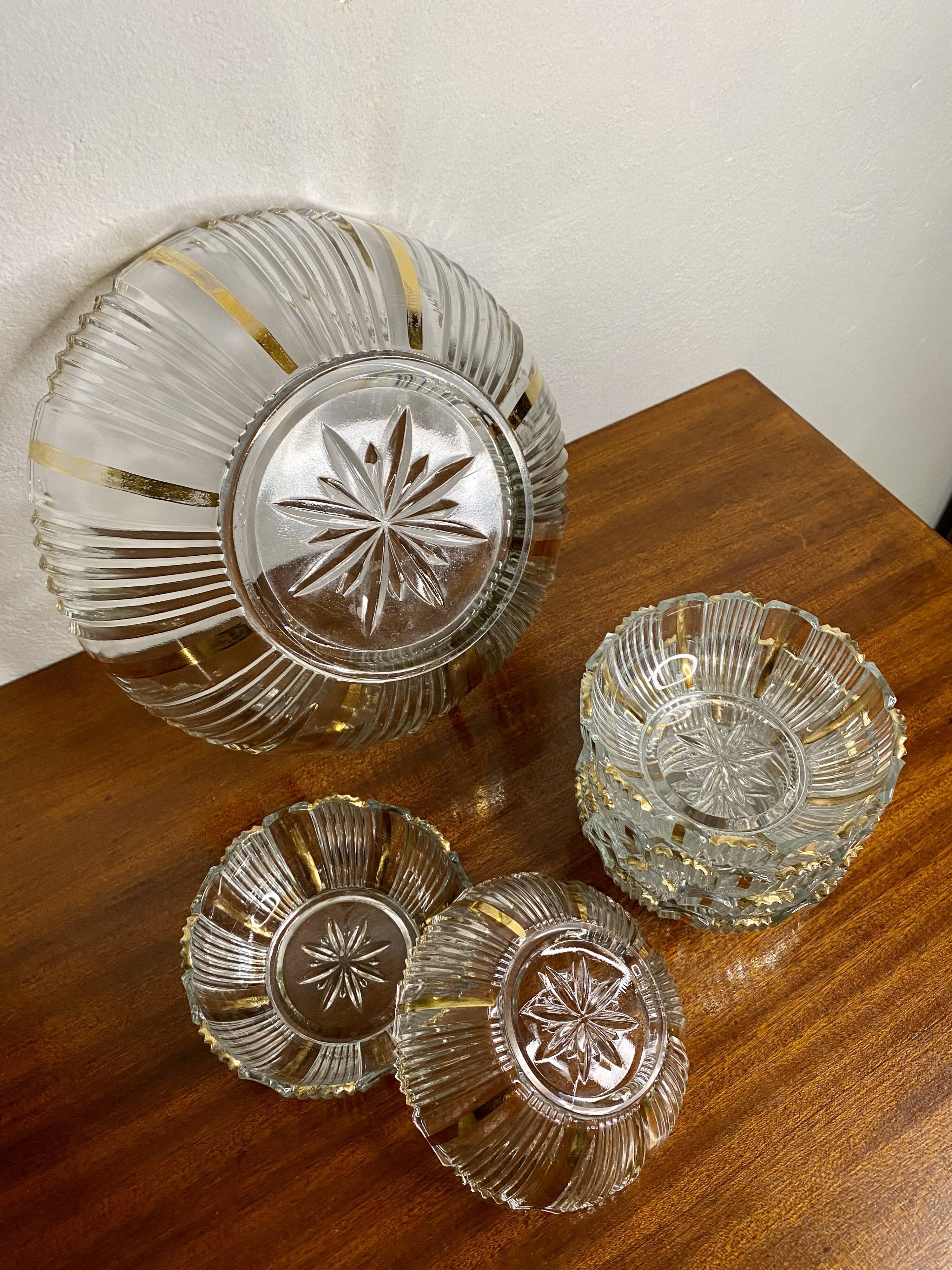 Salad bowl and its golden cups