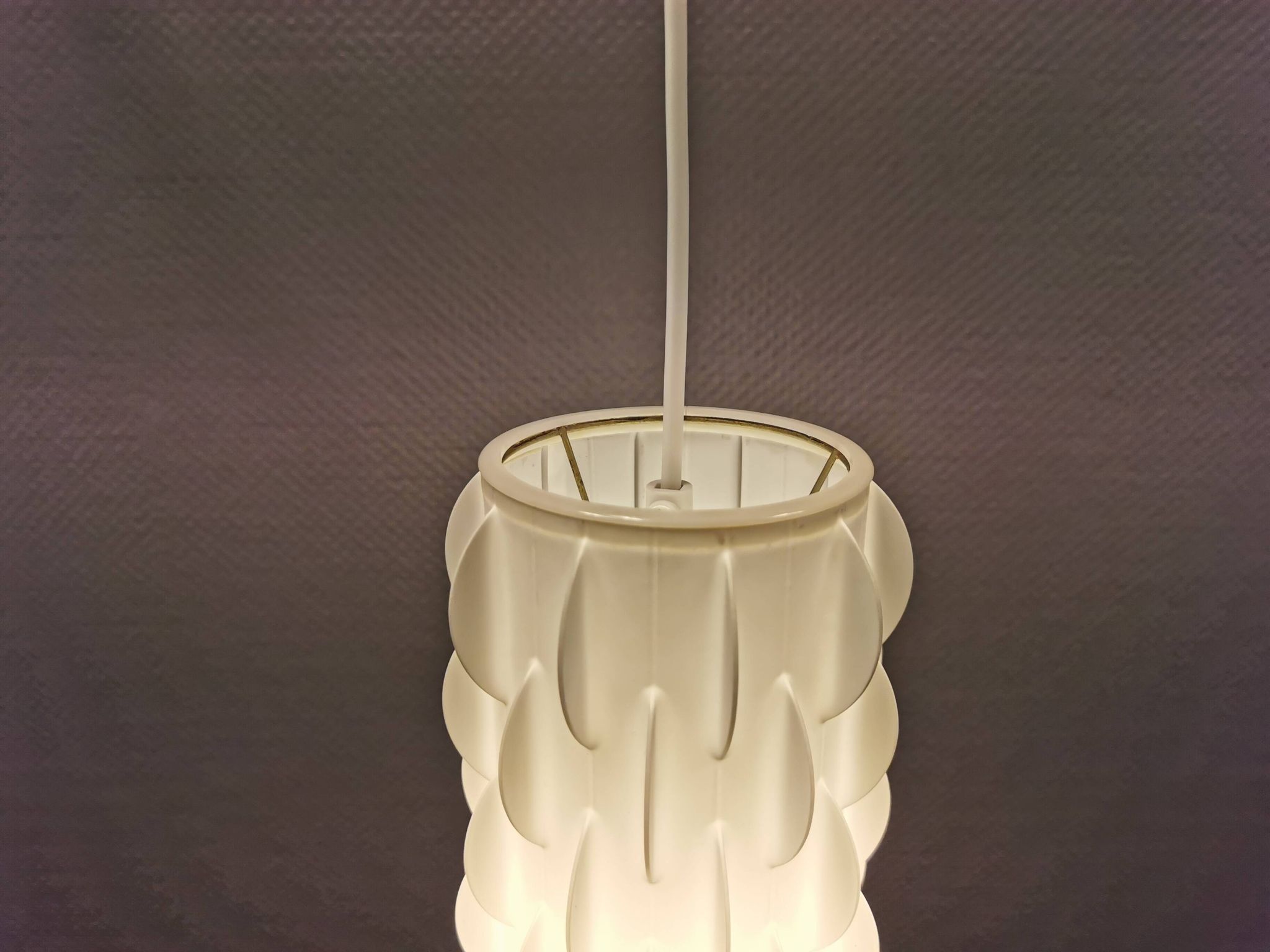 Lampe suspendue modèle Contour, conçue par Lars Schiøler et réalisée par Høyrup Lighting dans les années 1970.