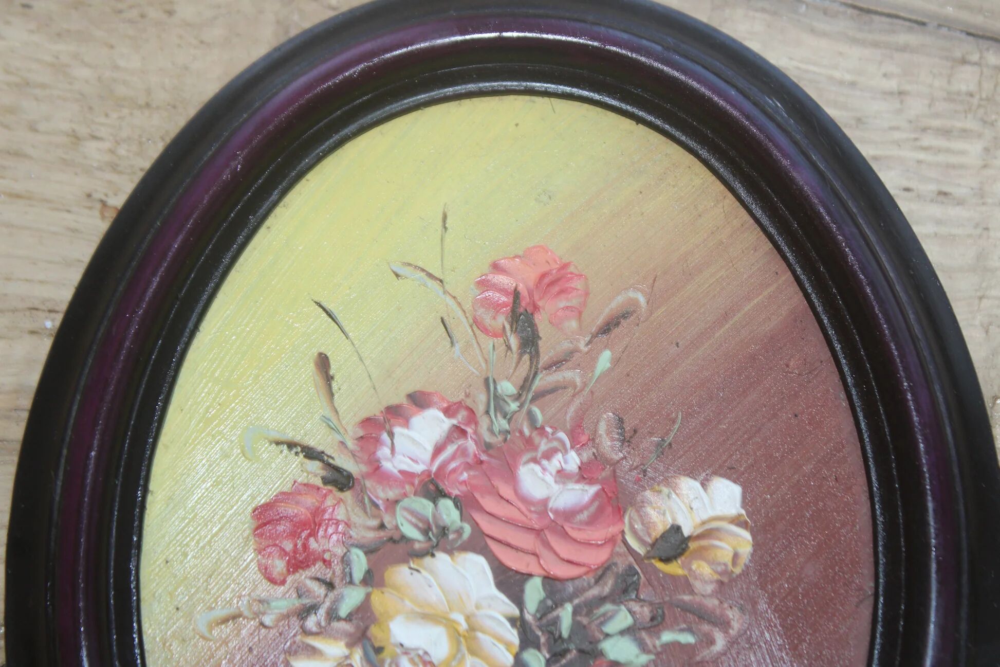 Small vintage oval painting – Raised bouquet of flowers – Retro burgundy frame