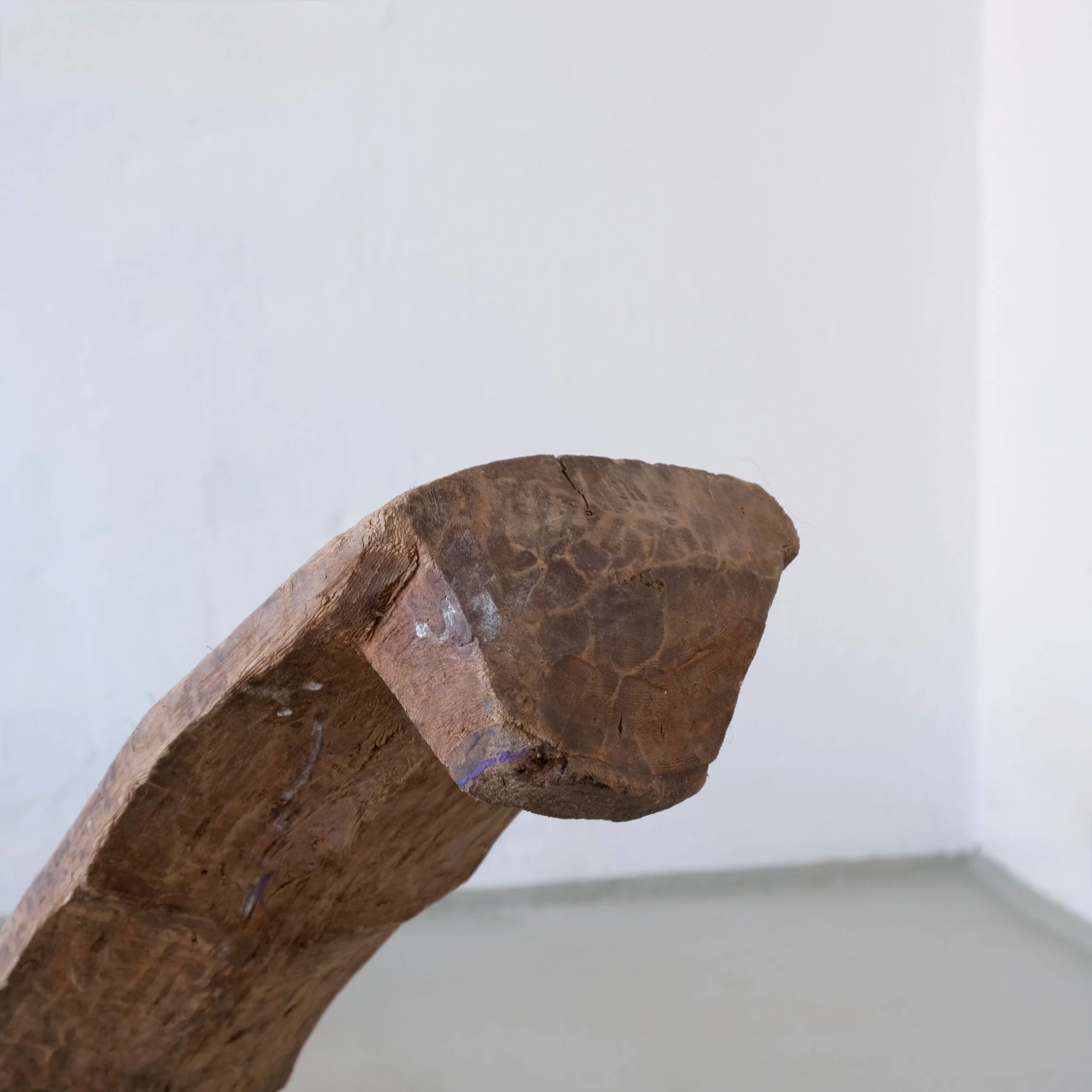 Banc africain primitif vintage en bois sculpté
