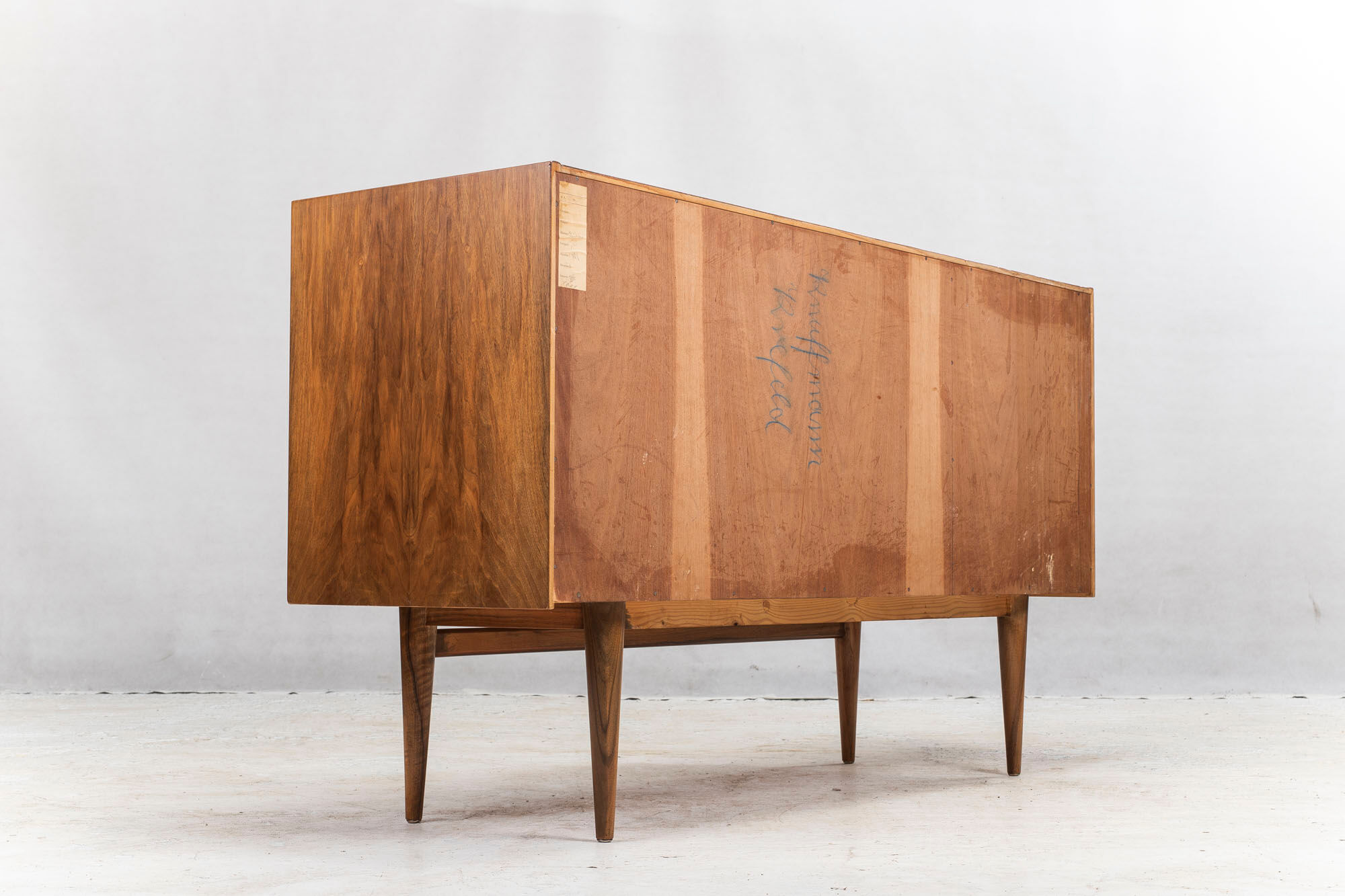 Enfilade en noyer, années 1960