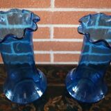 Paire de vases anciens en verre bleu