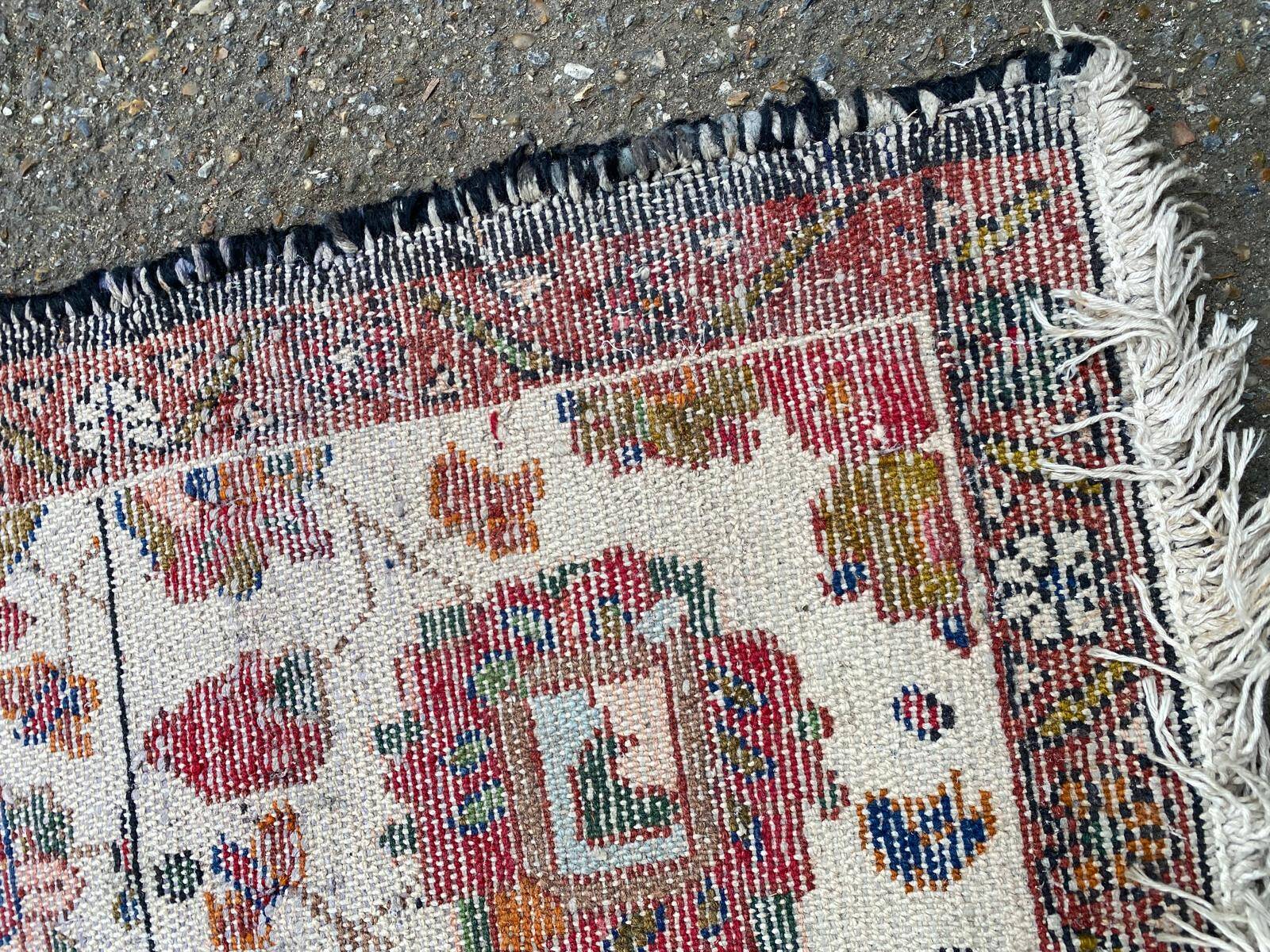 Handmade knotted wool Bakhtiar rug from Iran, burgundy, 200x300cm