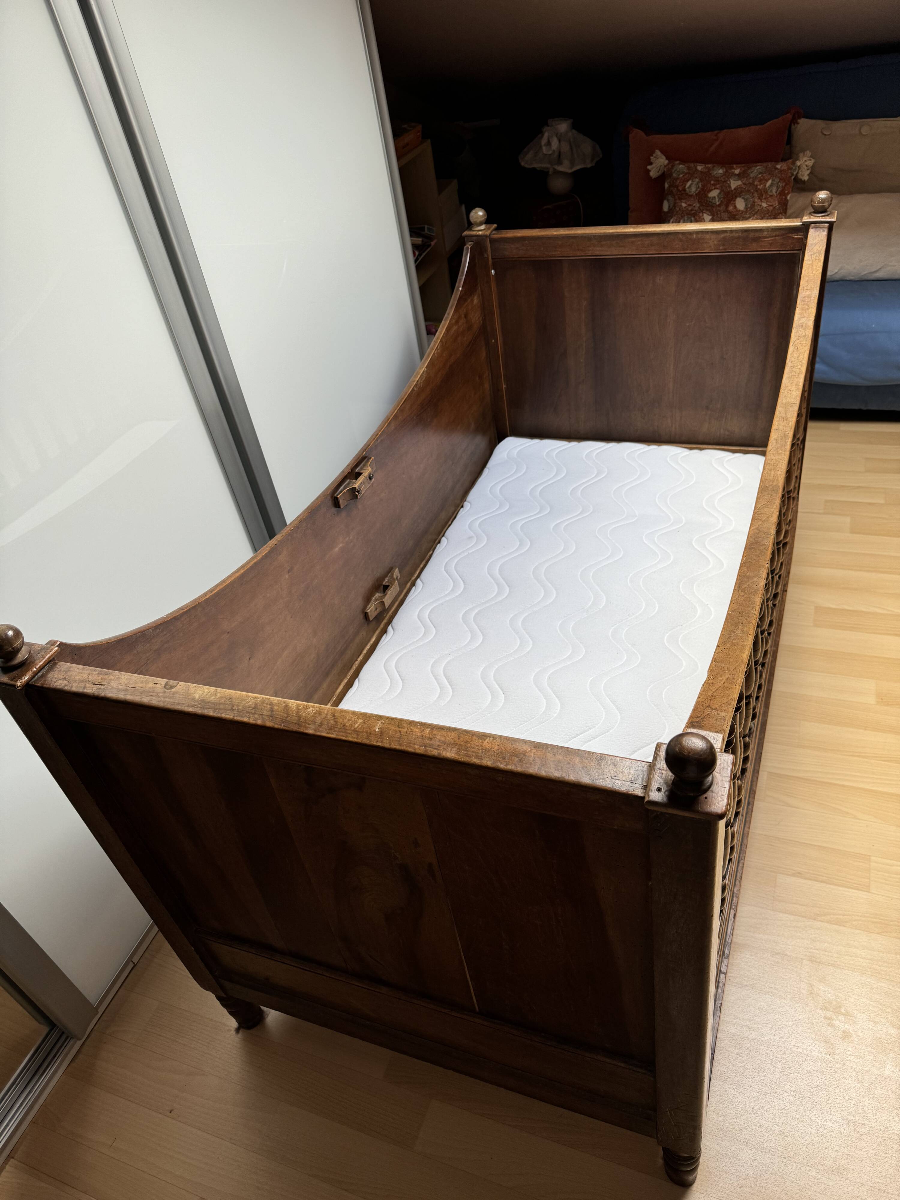 Lit enfant en bois avec matelas