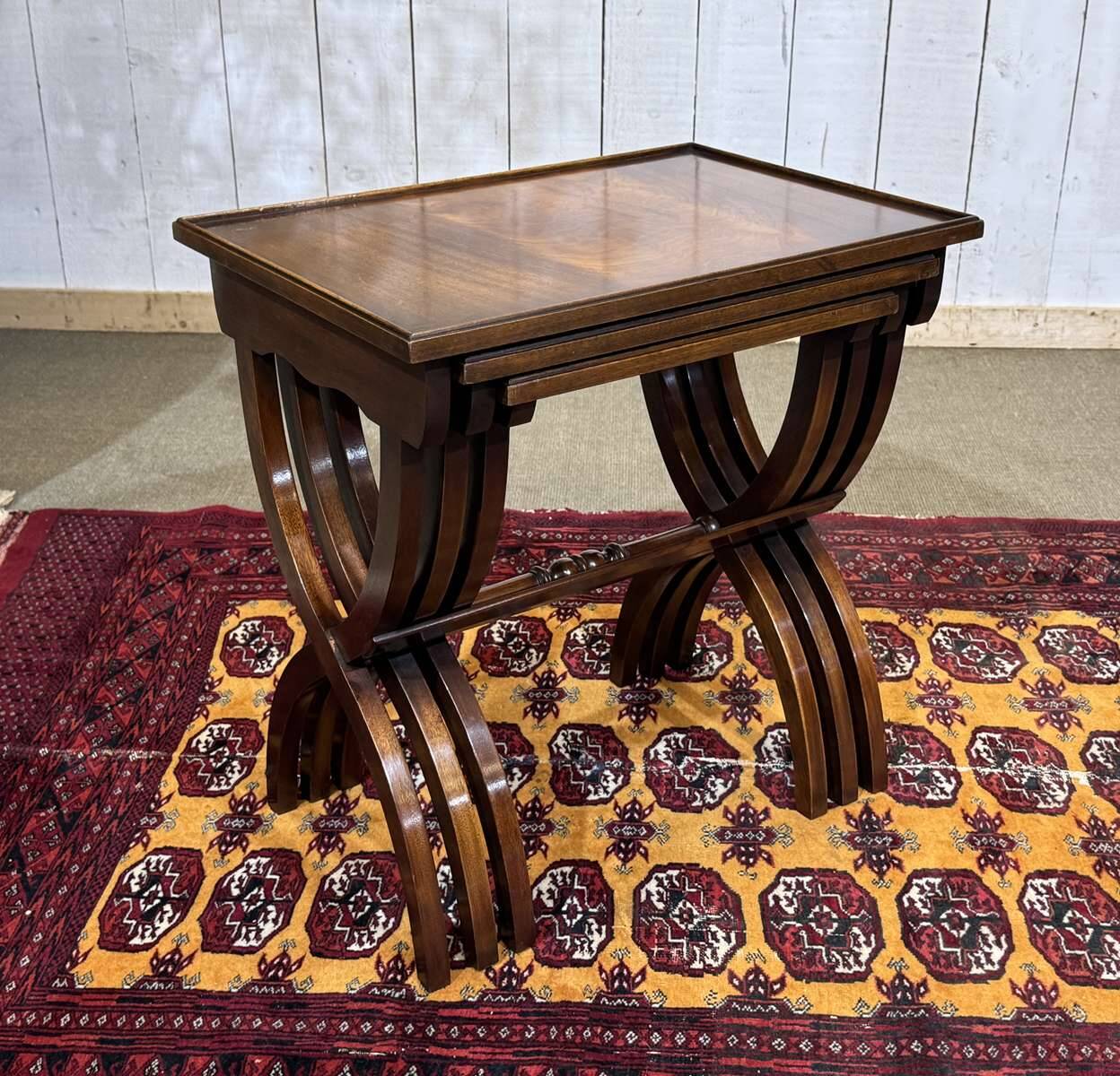 Suite de tables gigognes anglaises en acajou des années 1950