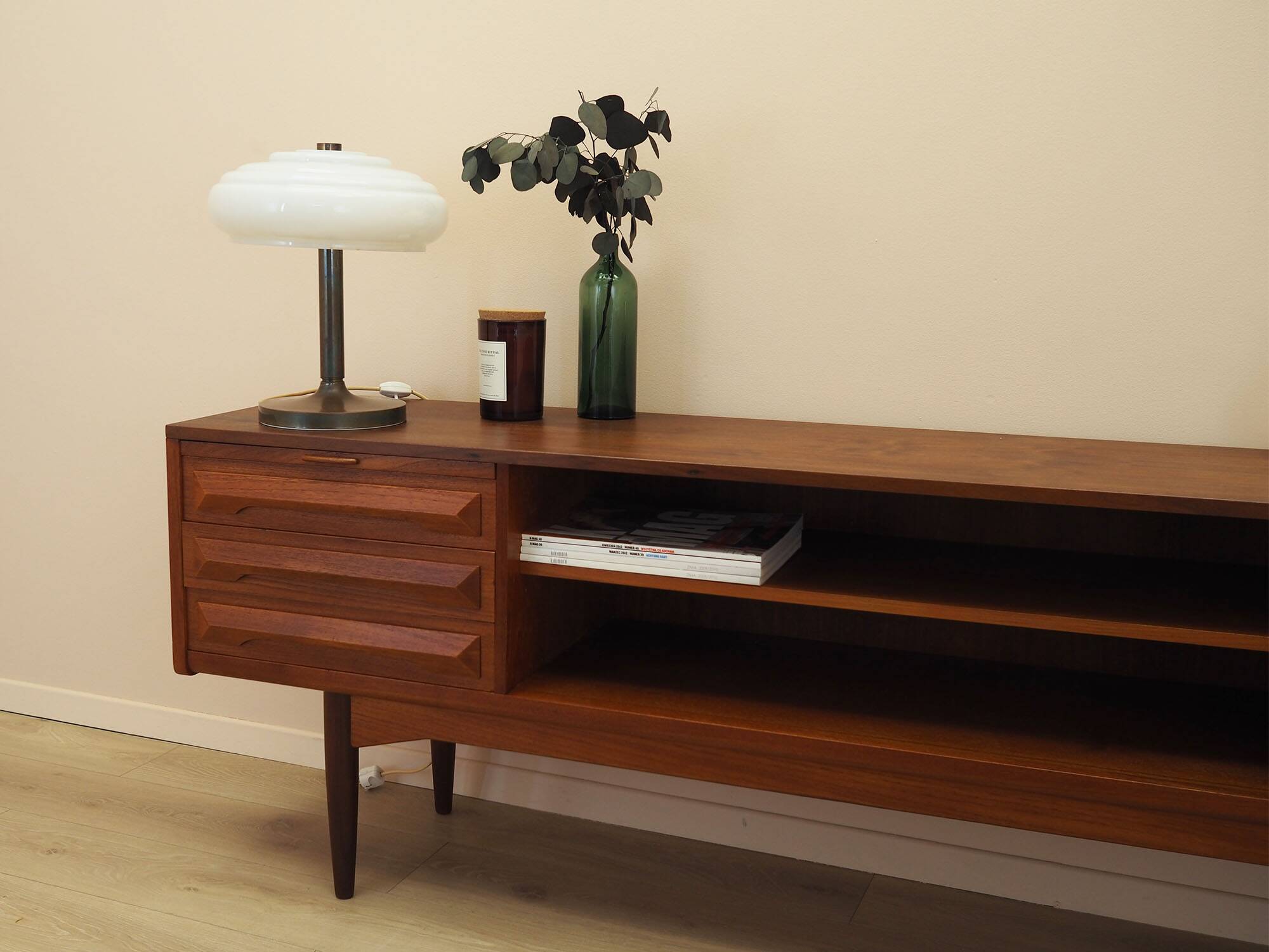 Danish desk lamp 1960s with decorative ribbed shade, brown metal