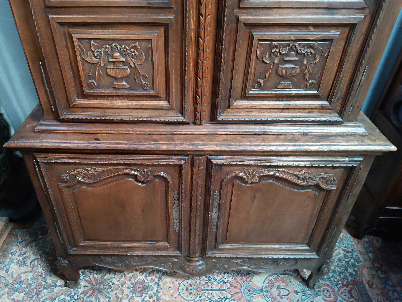 Buffet with 2 bodies in carved oak, Louis XV style, 19th century.