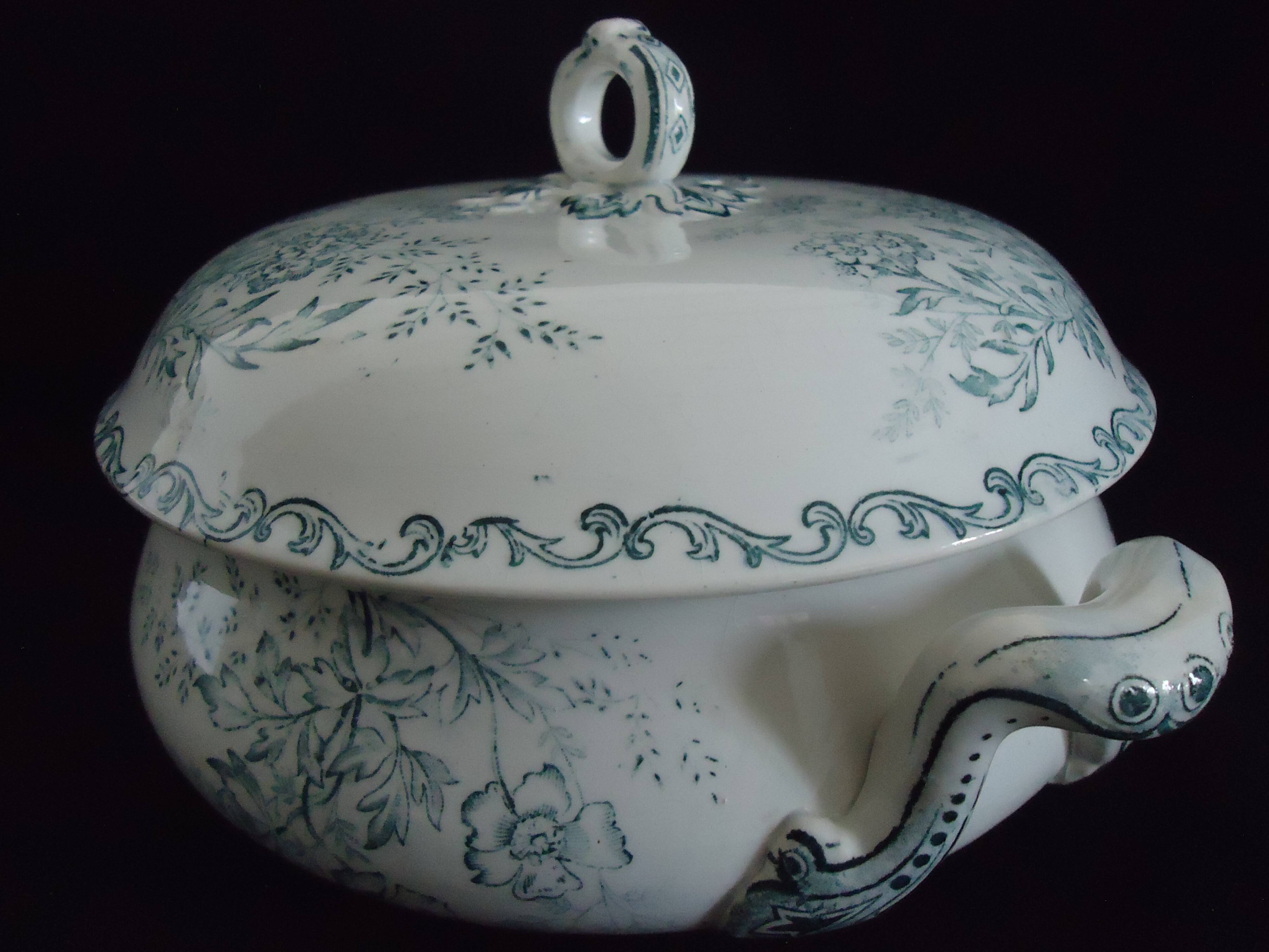 Sarreguemines vegetable soup tureen, “l’epargne toulouse”, eglantine model