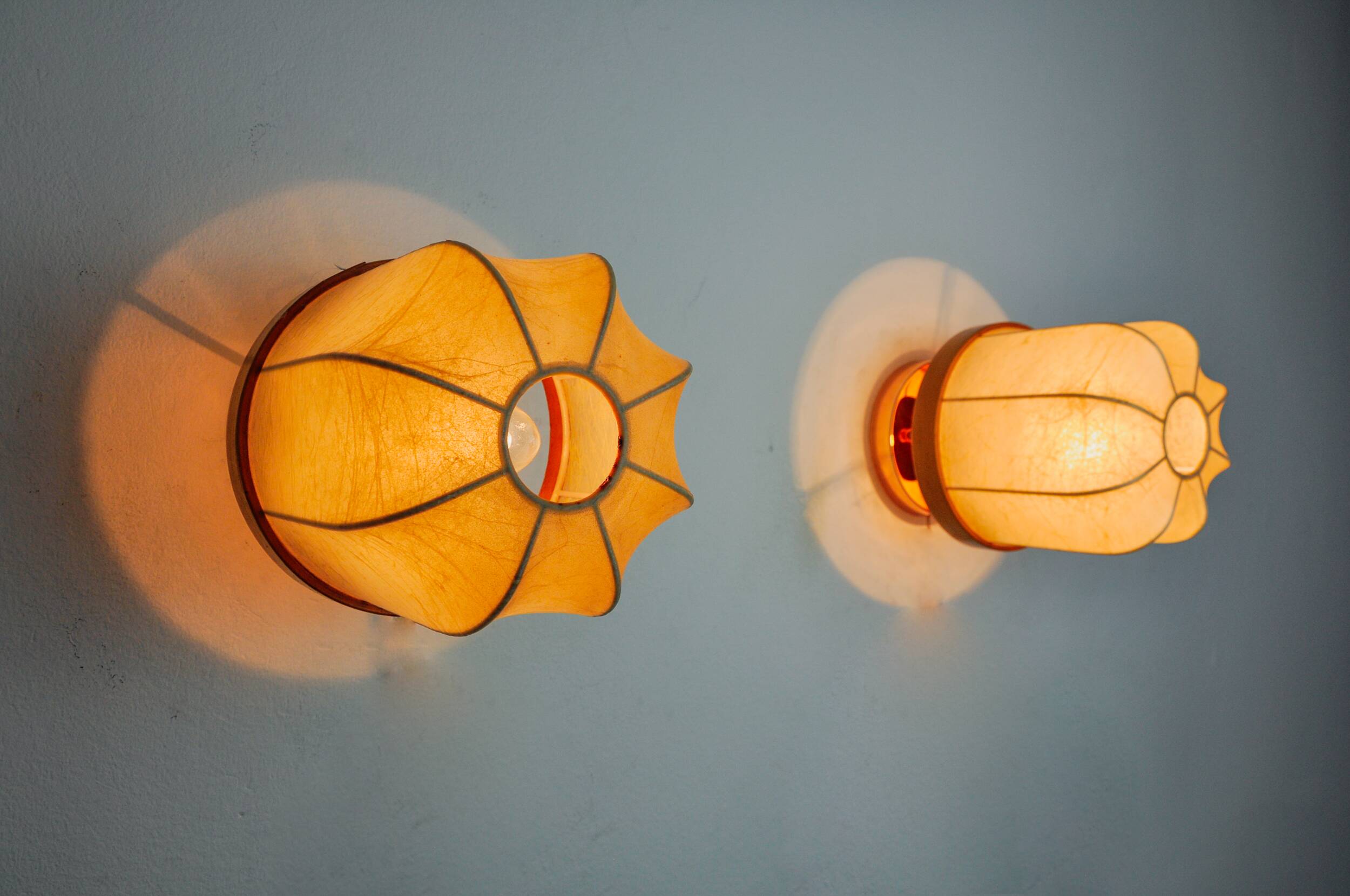 Pair of "cocoon" wall lights, resin and pine, Italy, 1970