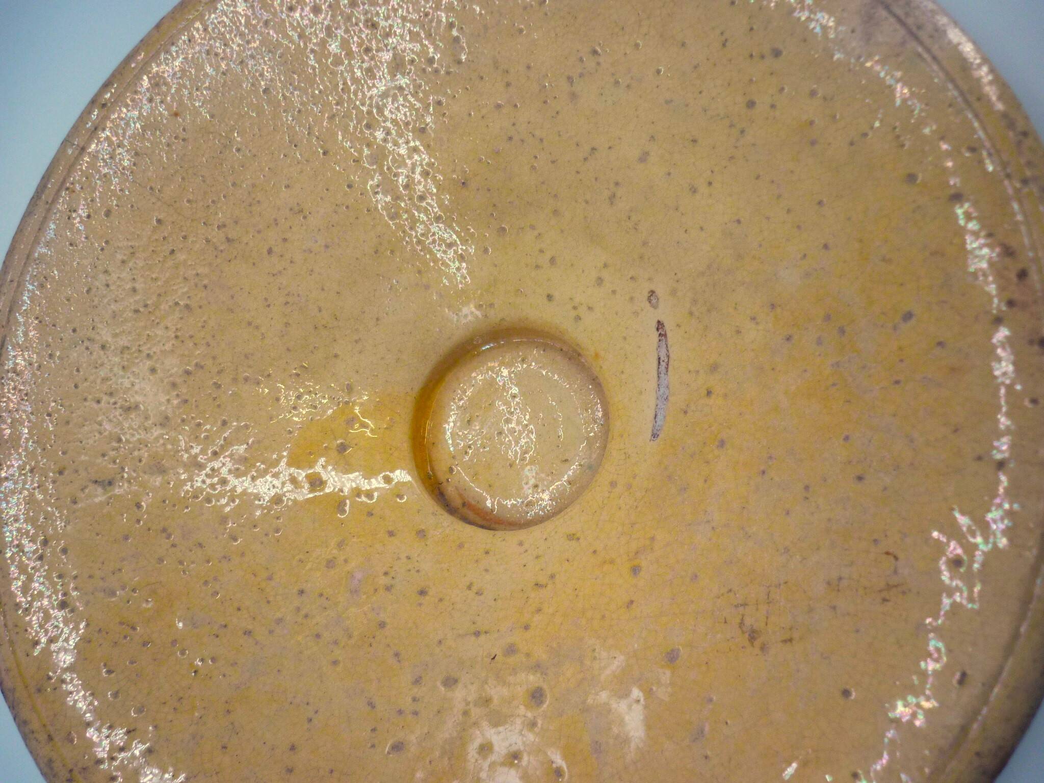 Tourne omelette ancien, terre cuite vernissée jaune, sud de la France