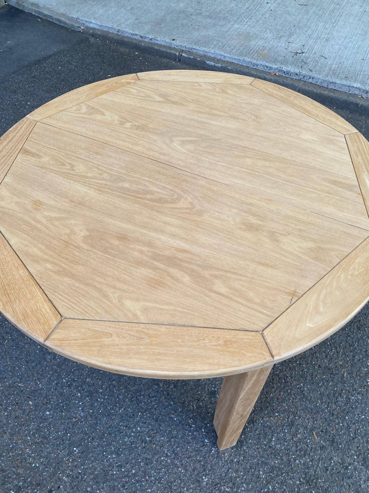 Table à manger scandinave ronde extensible décapée en chêne brut 1970