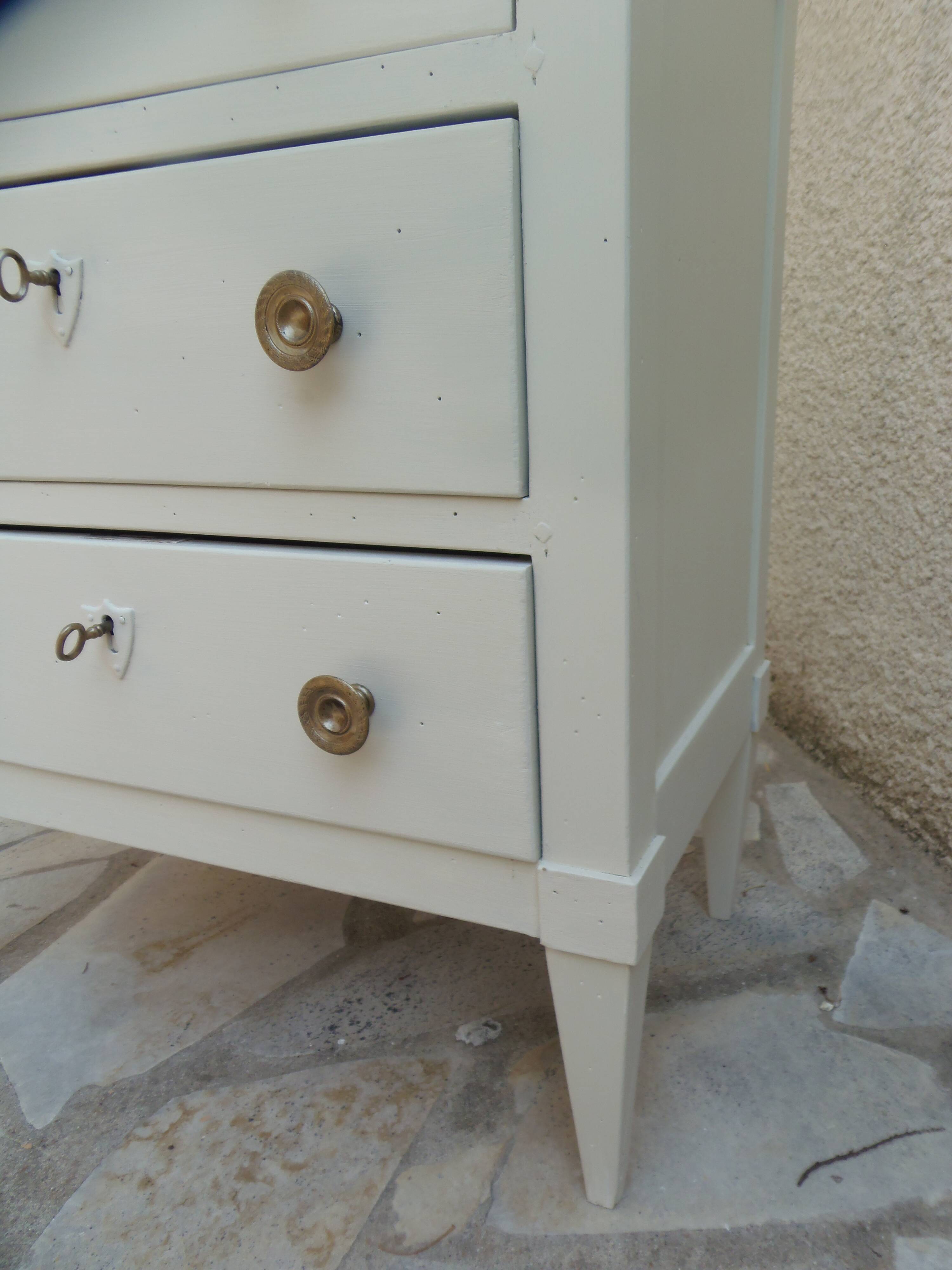 Petite commode classique sublimée en beige, plateau bois.