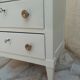 Petite commode classique sublimée en beige, plateau bois.