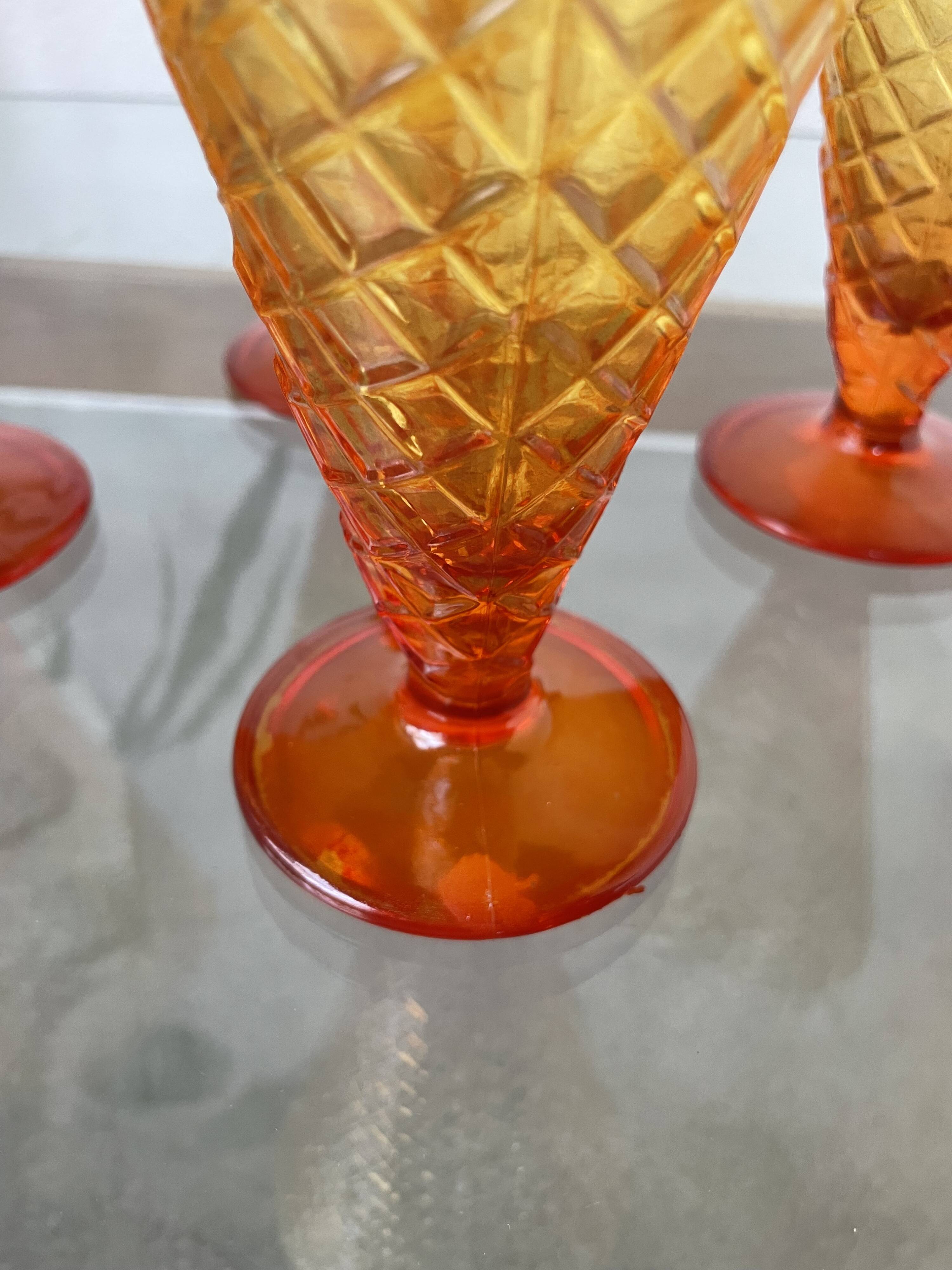 Coupe à glace en forme de cornet vintage