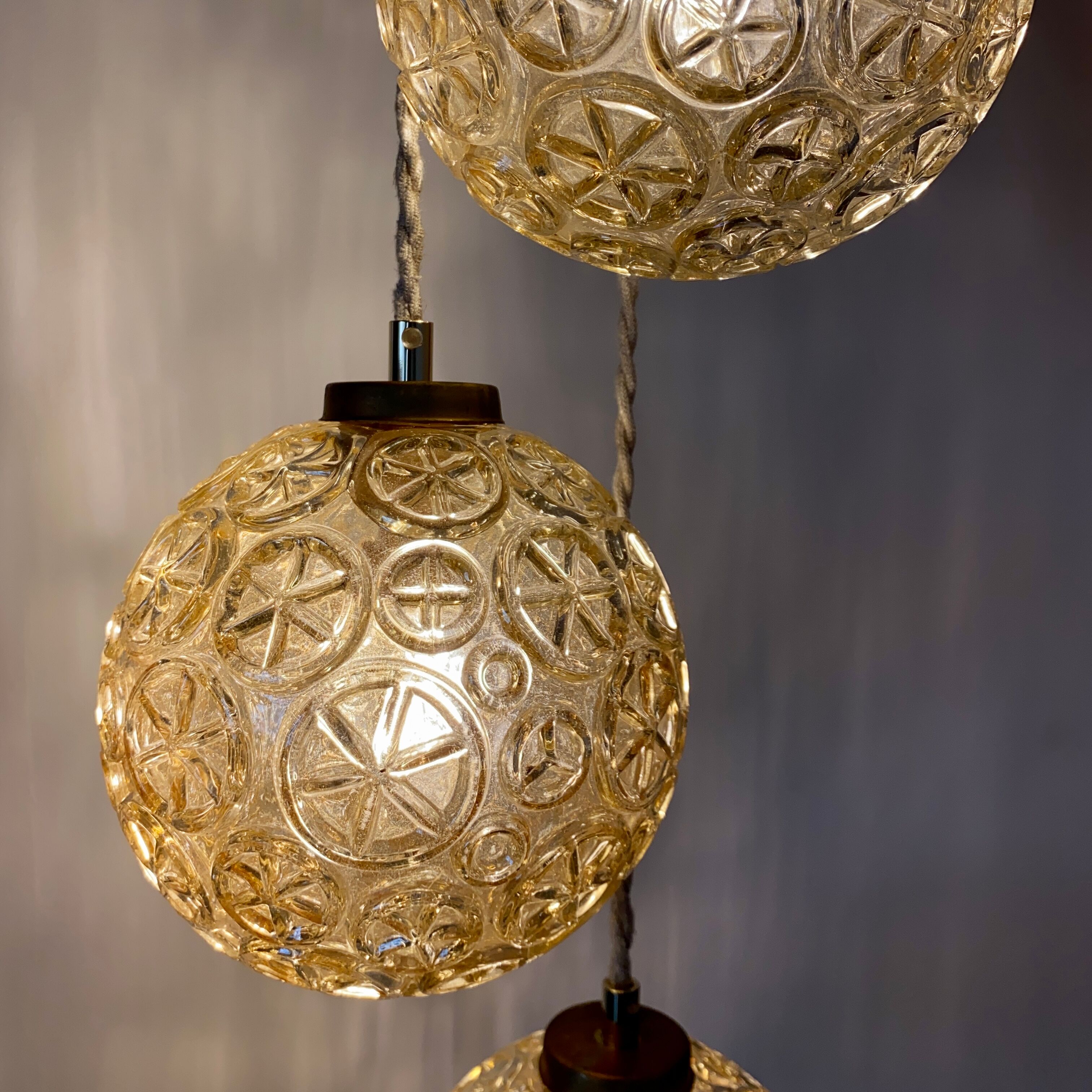 Suspension cascade trois feux globes vintage en verre ambré