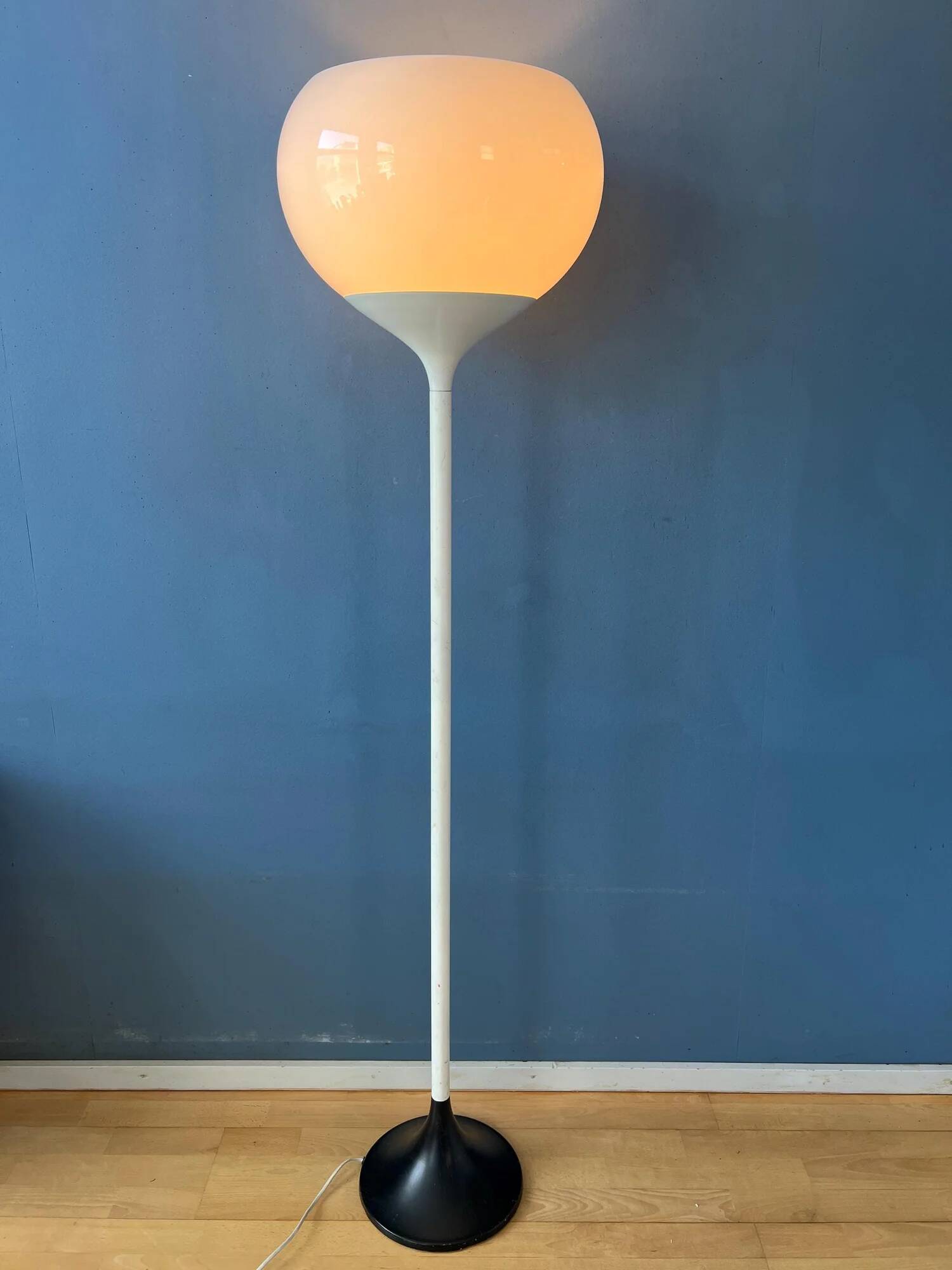 Lampadaire blanc vintage du milieu du siècle de style Guzzini de l'ère spatiale