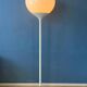 Lampadaire blanc vintage du milieu du siècle de style Guzzini de l'ère spatiale
