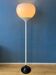 Lampadaire blanc vintage du milieu du siècle de style Guzzini de l'ère spatiale