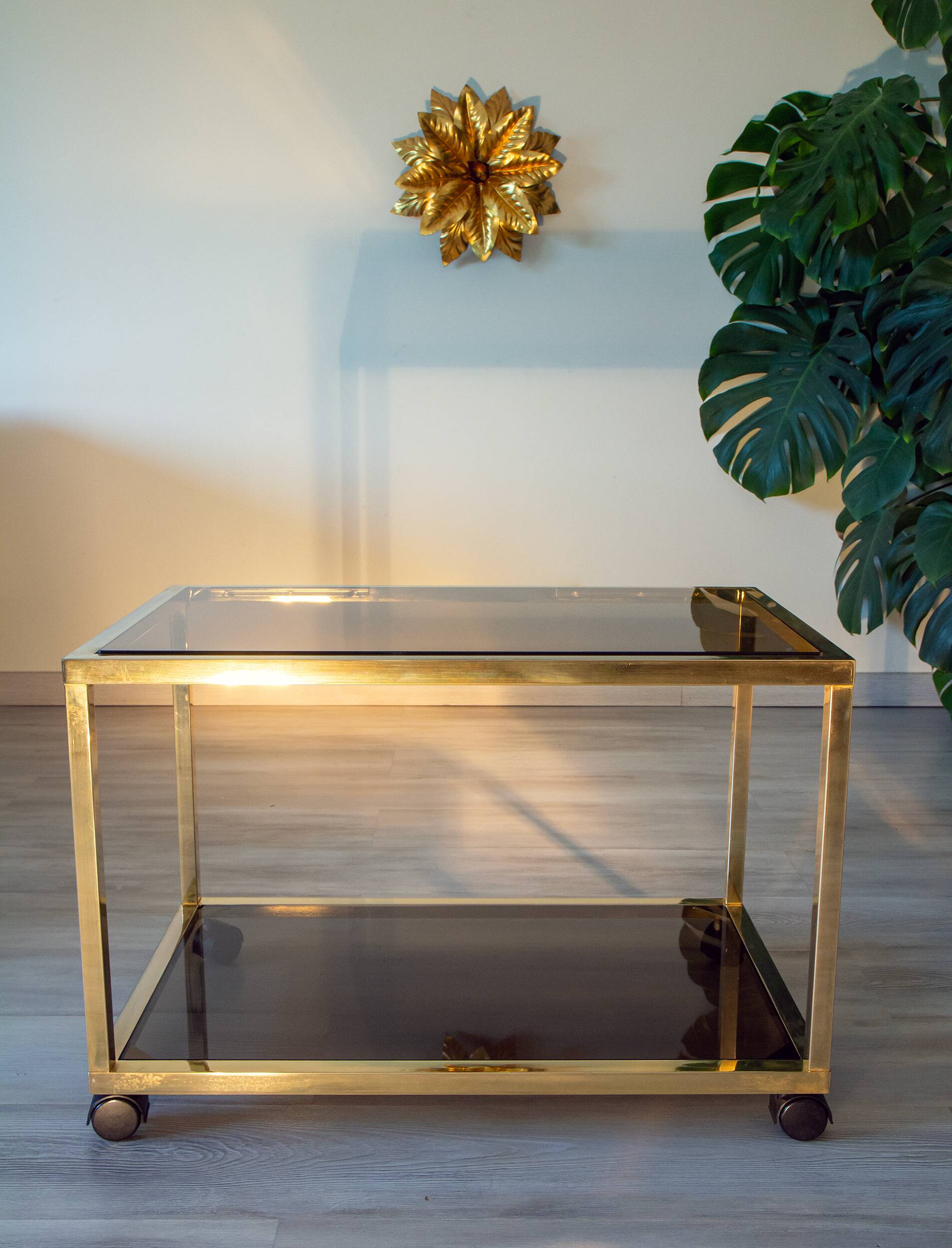 Desserte, Table d'appoint métal doré et verre fumé, 1970-80