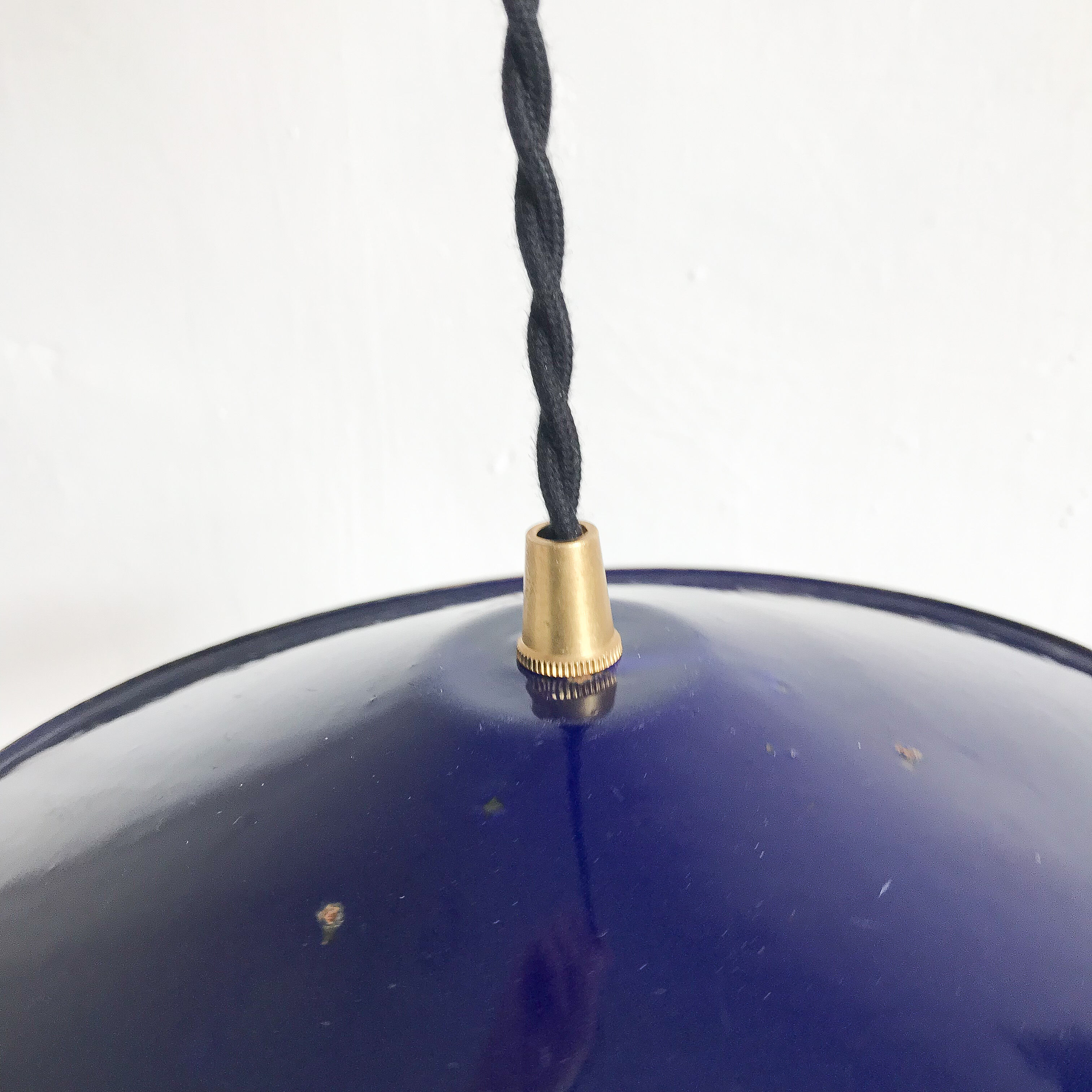 Suspension industrielle en métal bleu