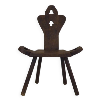 Chaise tripode brutaliste en bois brut. Chaise en bois massif. Années 60