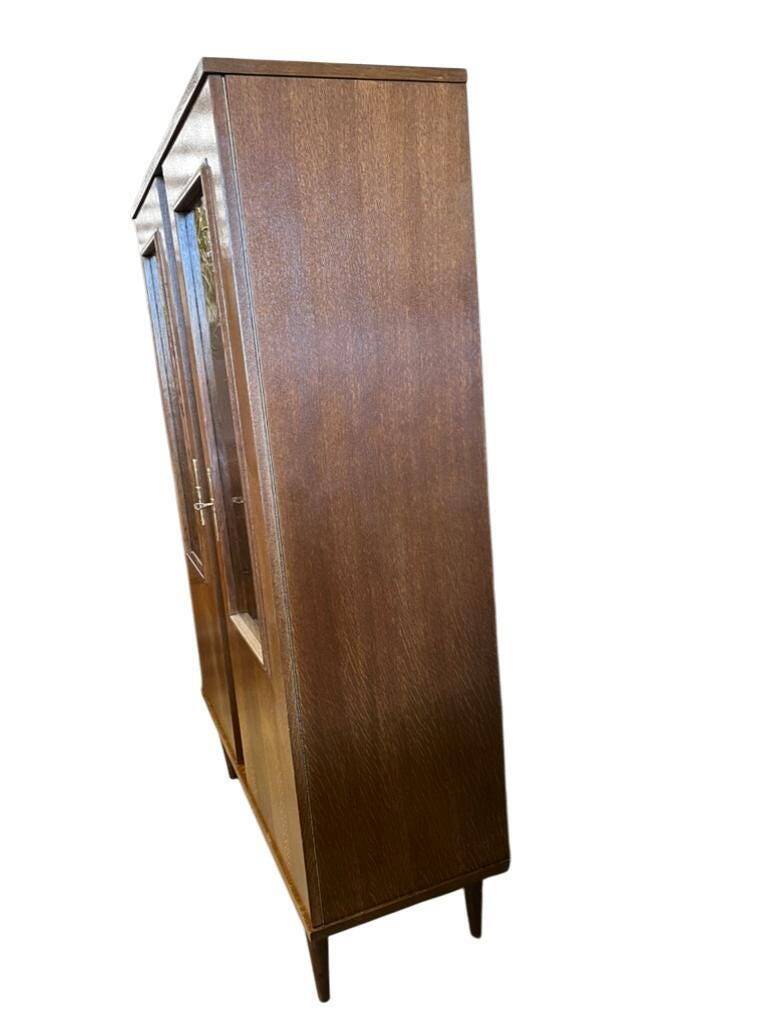 vitrine vintage en bois avec verre à relief jaune ocre