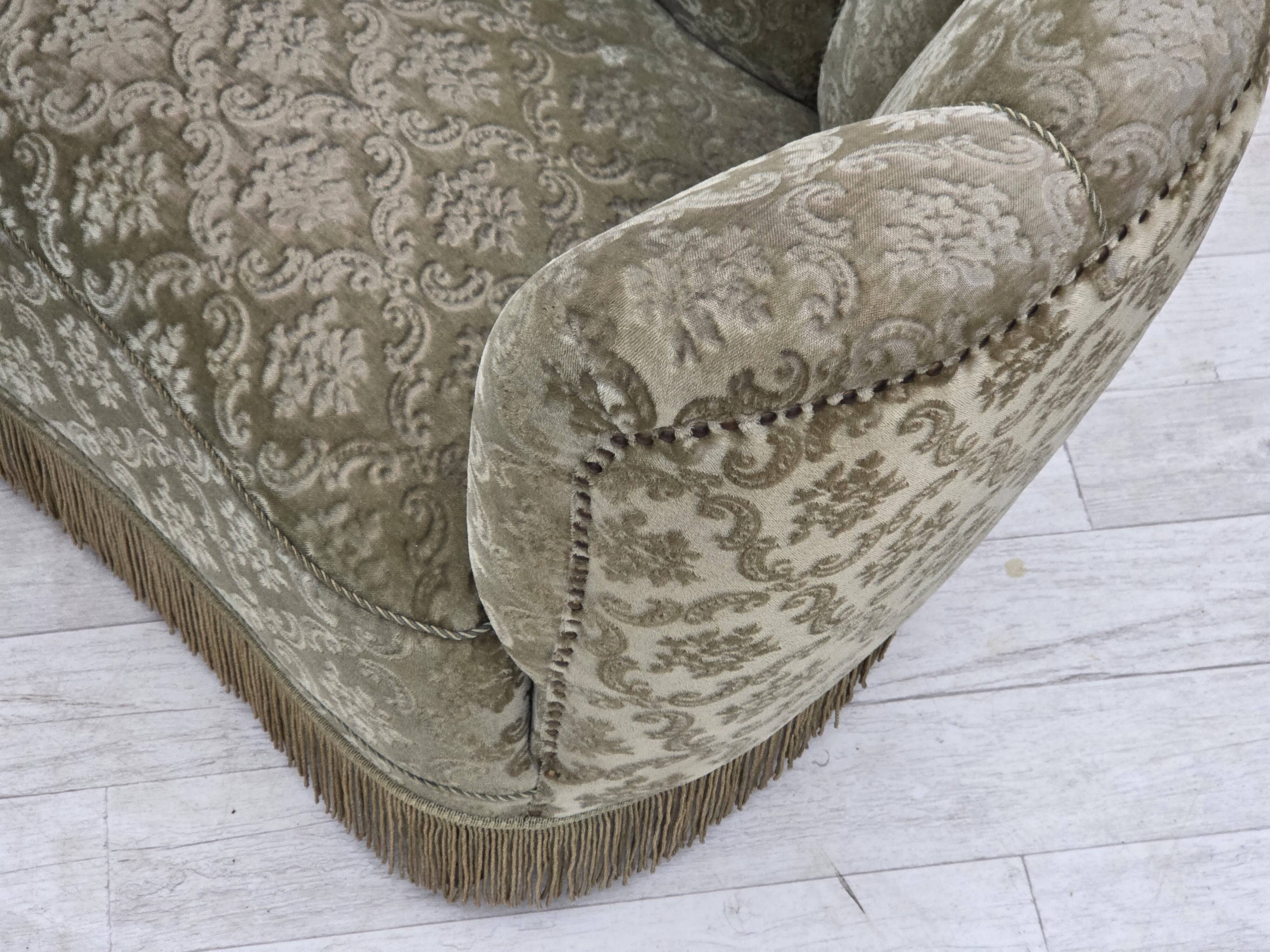 Canapé incurvé 2 places danois des années 1960, revêtement en velours vert clair.