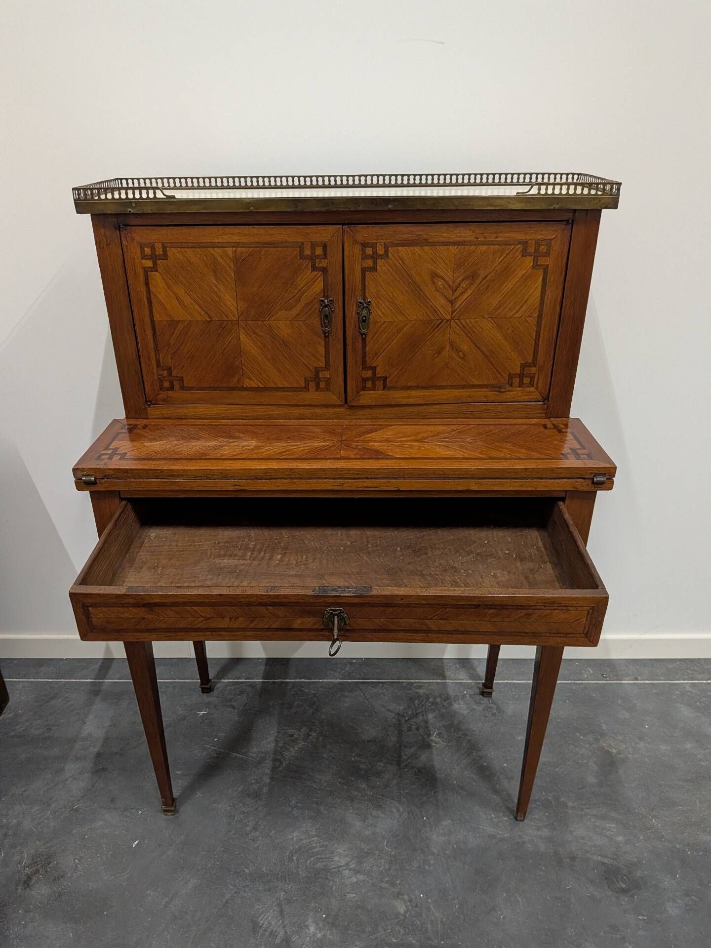 Antique Louis XVI bonheur-du-jour in marquetry and brass – Circa 1900