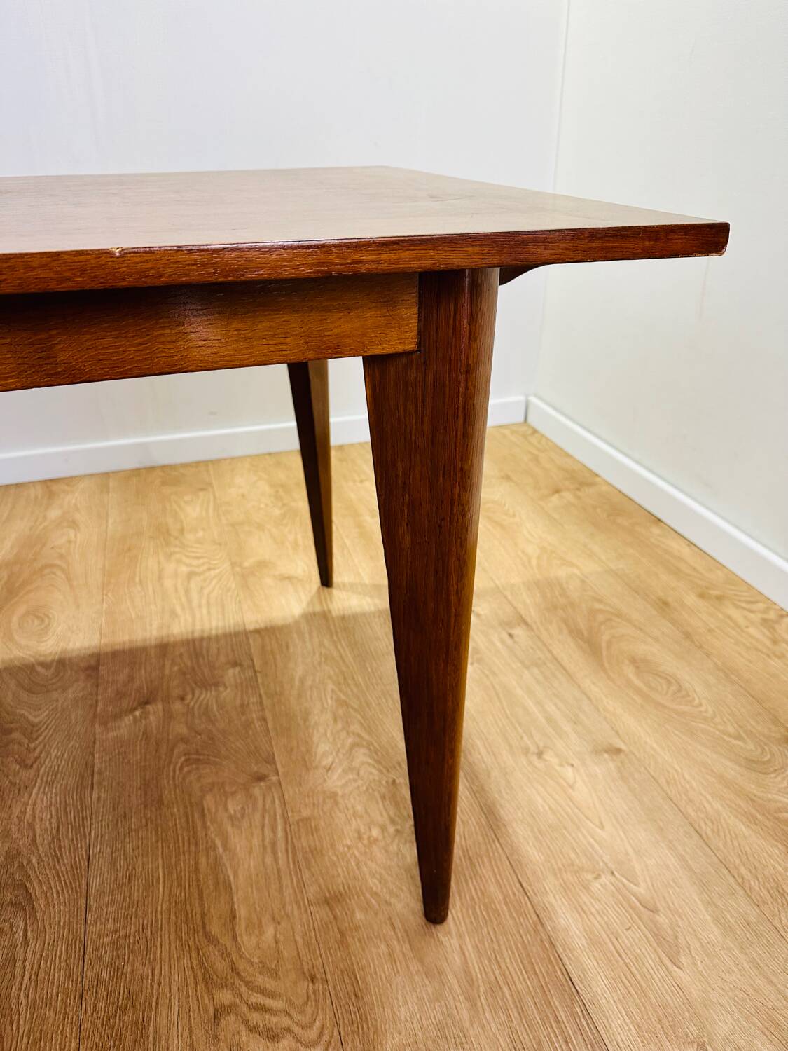 Extendable wooden table