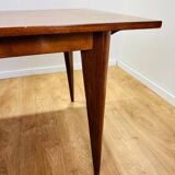 Extendable wooden table