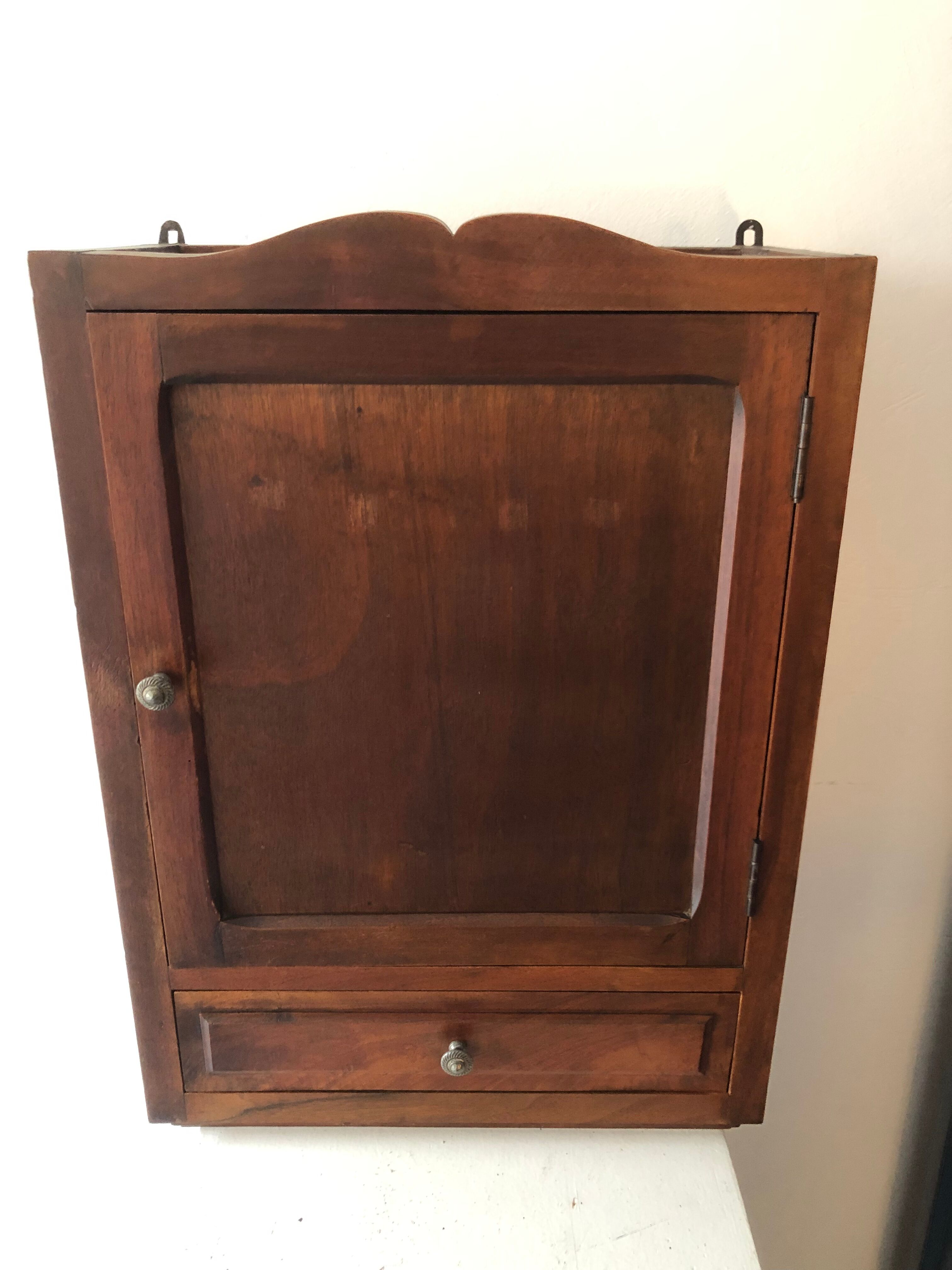 Armoire à pharmacie en bois vintage
