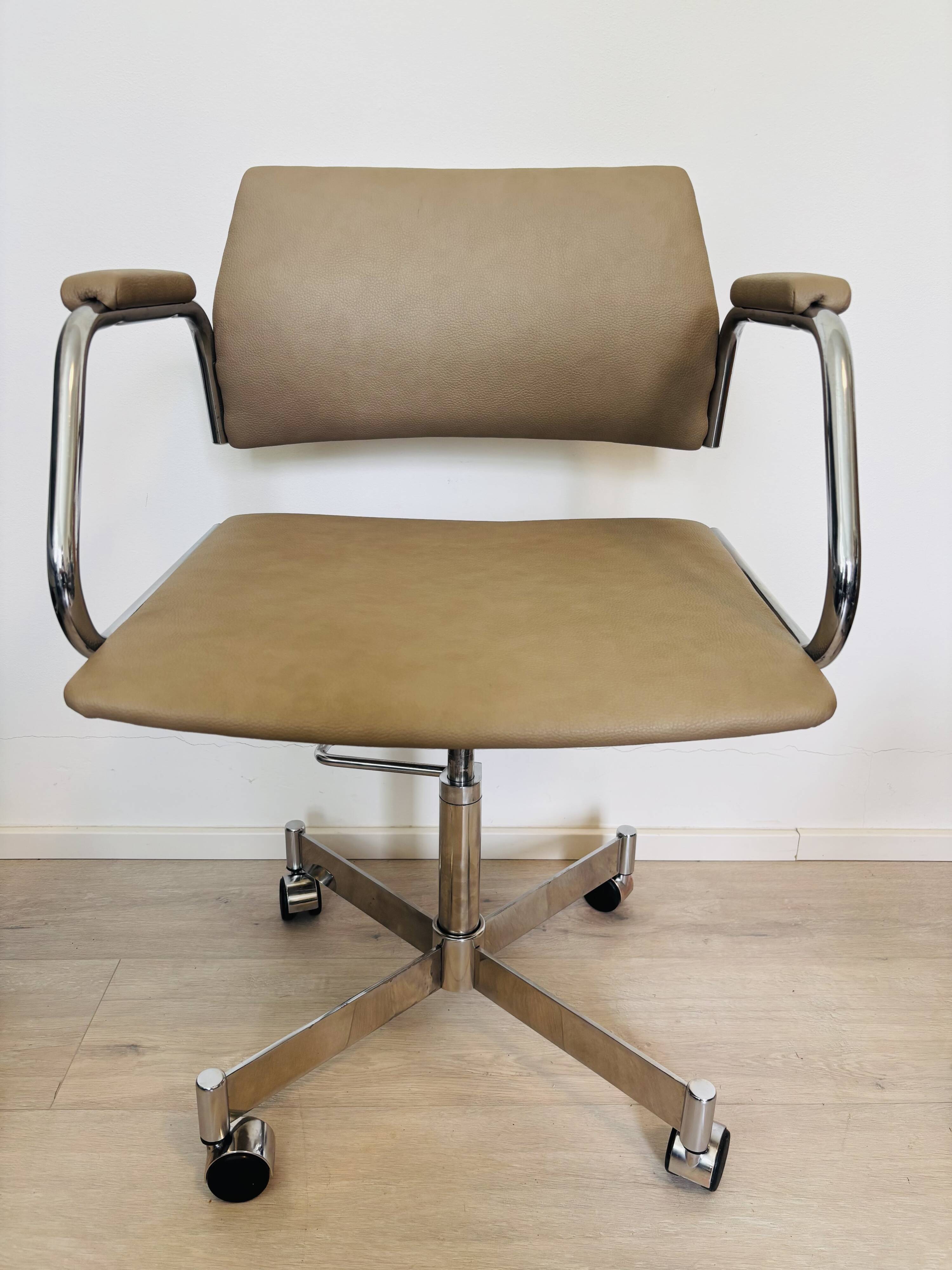 Chaise de bureau vintage beige clair par Kovona, Tchécoslovaquie, années 1970