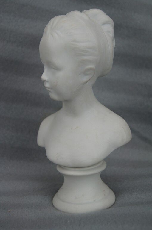 Buste Mademoiselle Brongniart, en biscuit blanc, sur socle rond