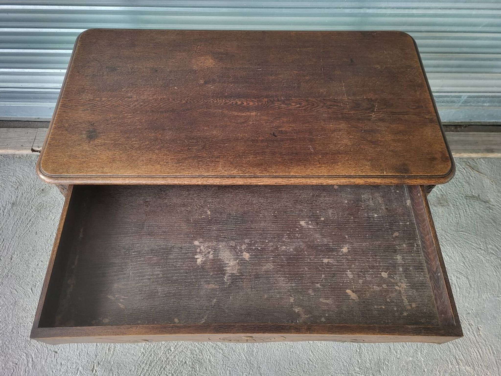 Bureau dit "bureau de dame" / table style Louis XV en bois  massif