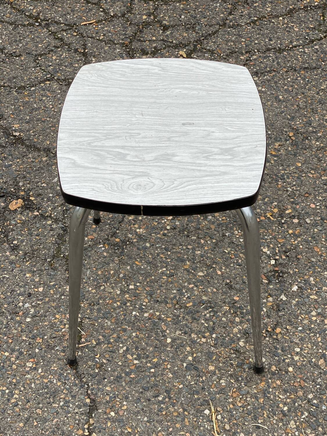 Tabouret acier et Formica blanc et gris