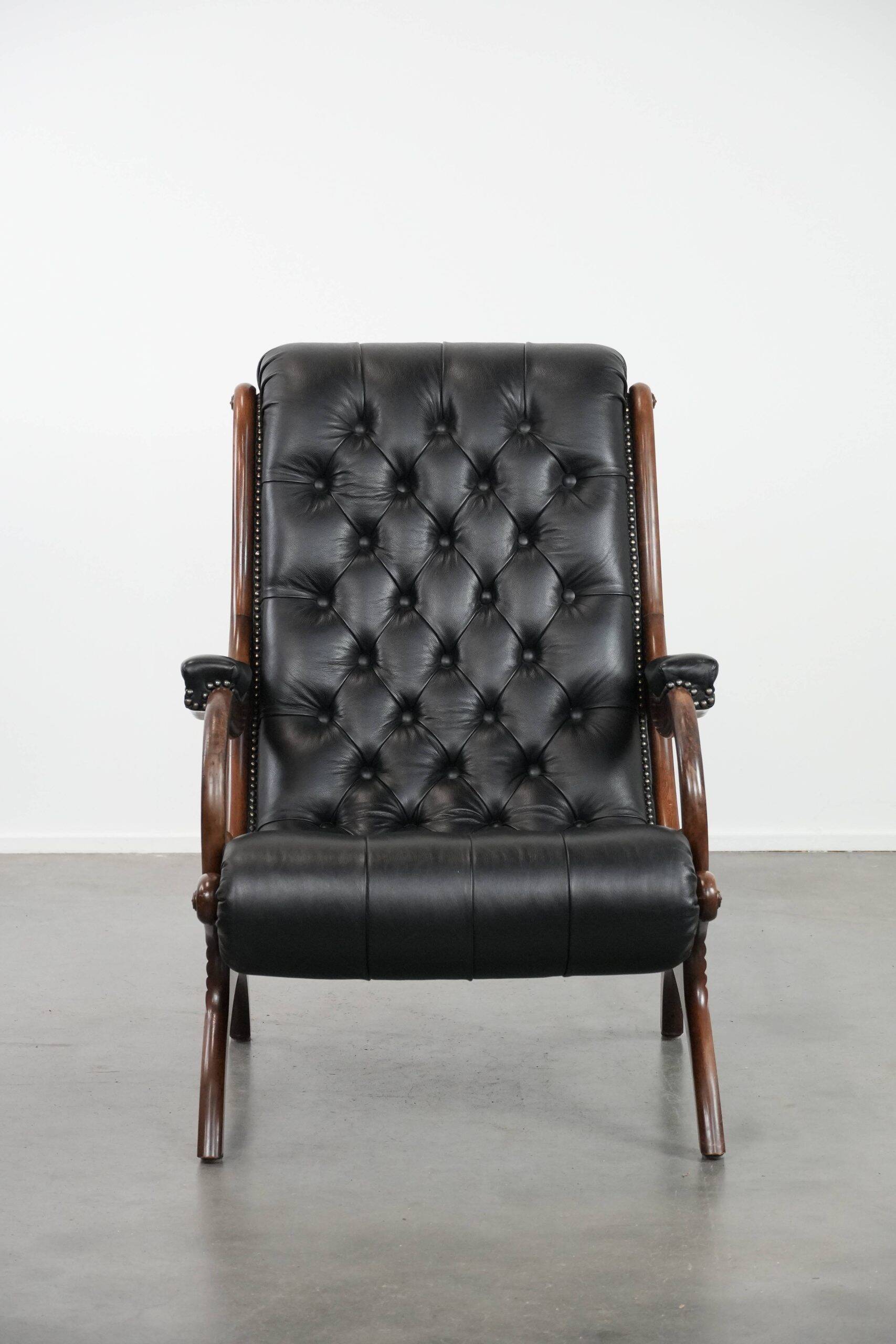 Fauteuil chesterfield en cuir de vachette noir classique et confortable
