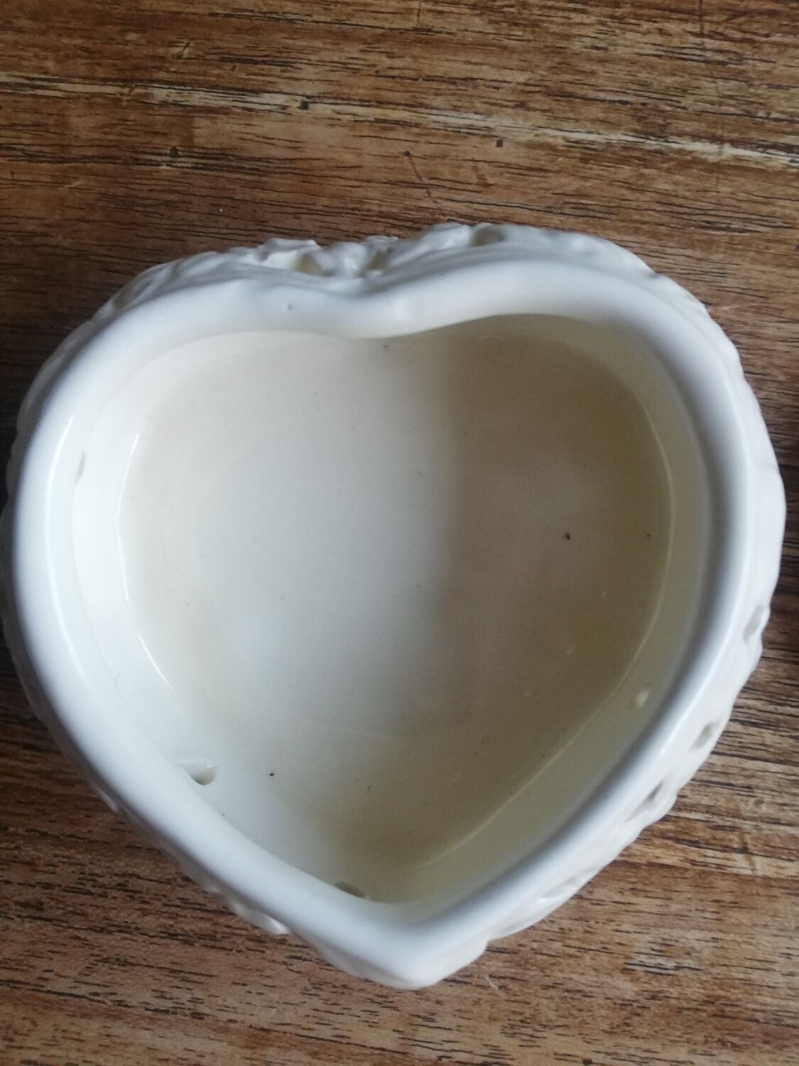 Ceramic heart box decorated with openwork roses