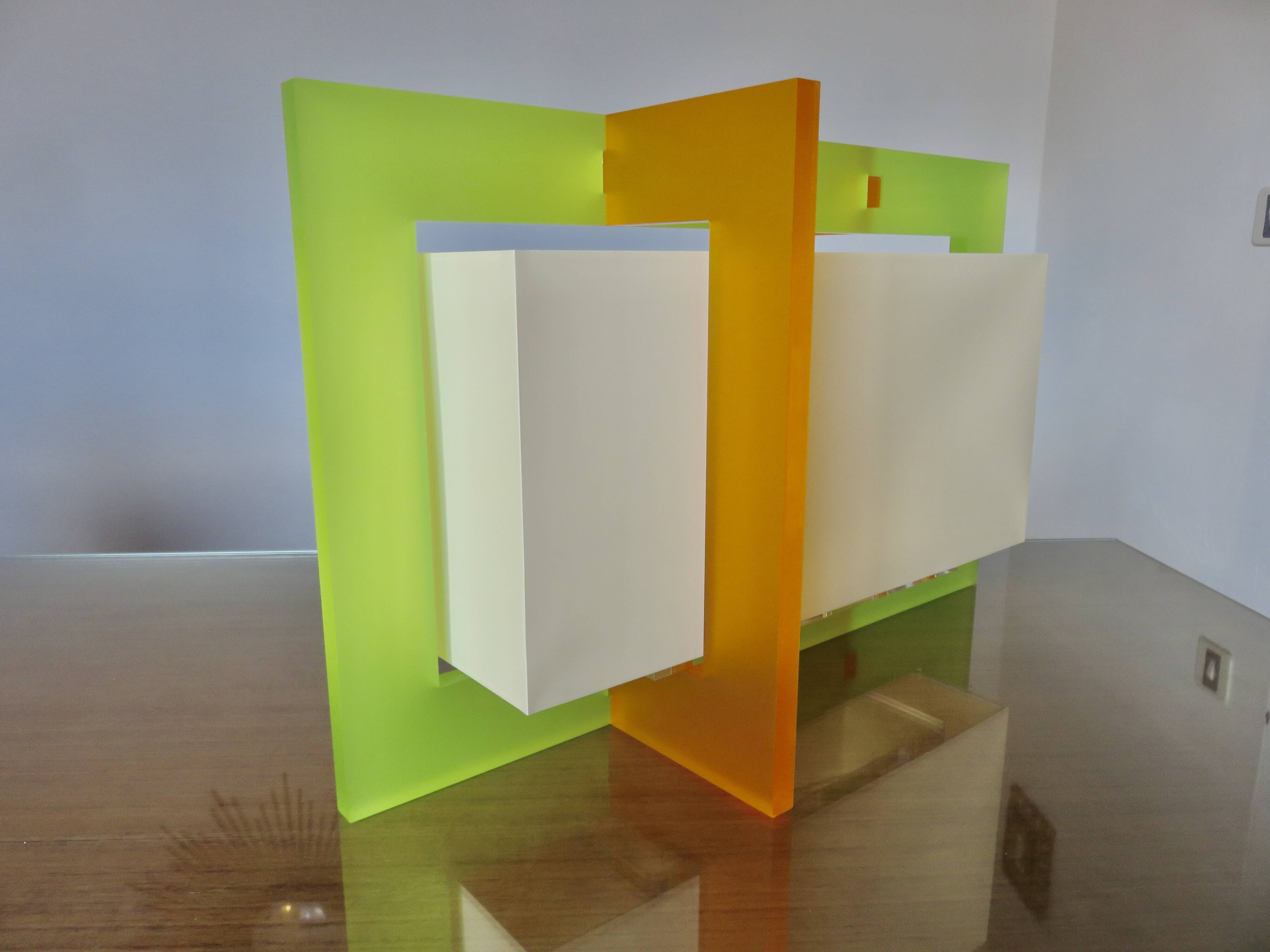 Large American table lamp in two-tone altuglas, 1980