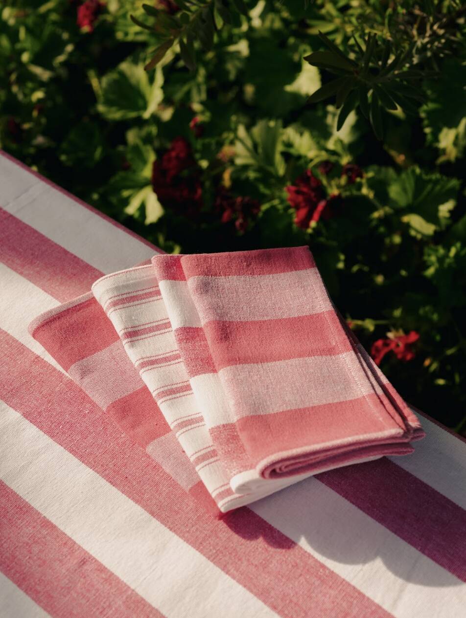 Pink striped tablecloth: 200cm x 160cm