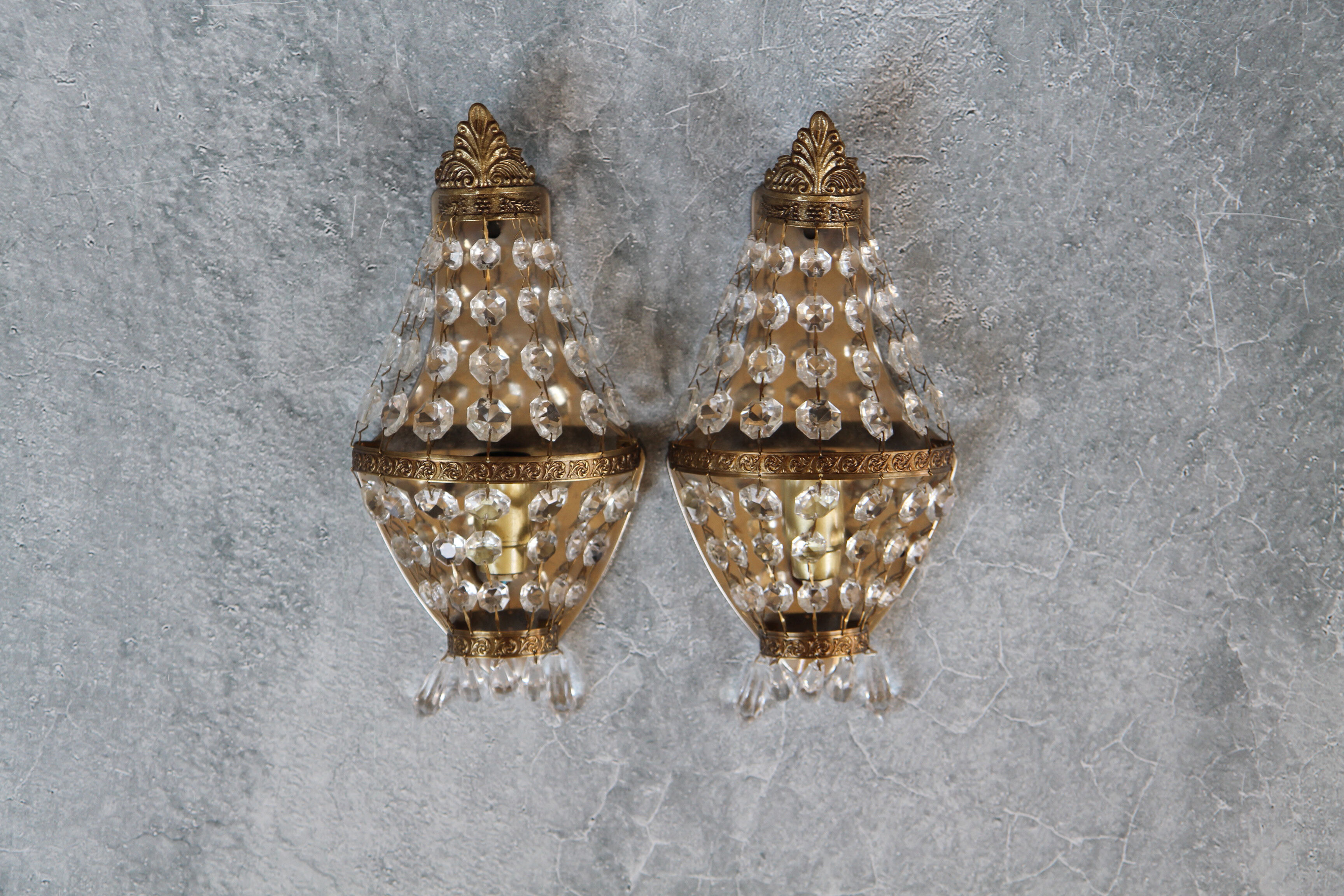 Wall lamps to stamps