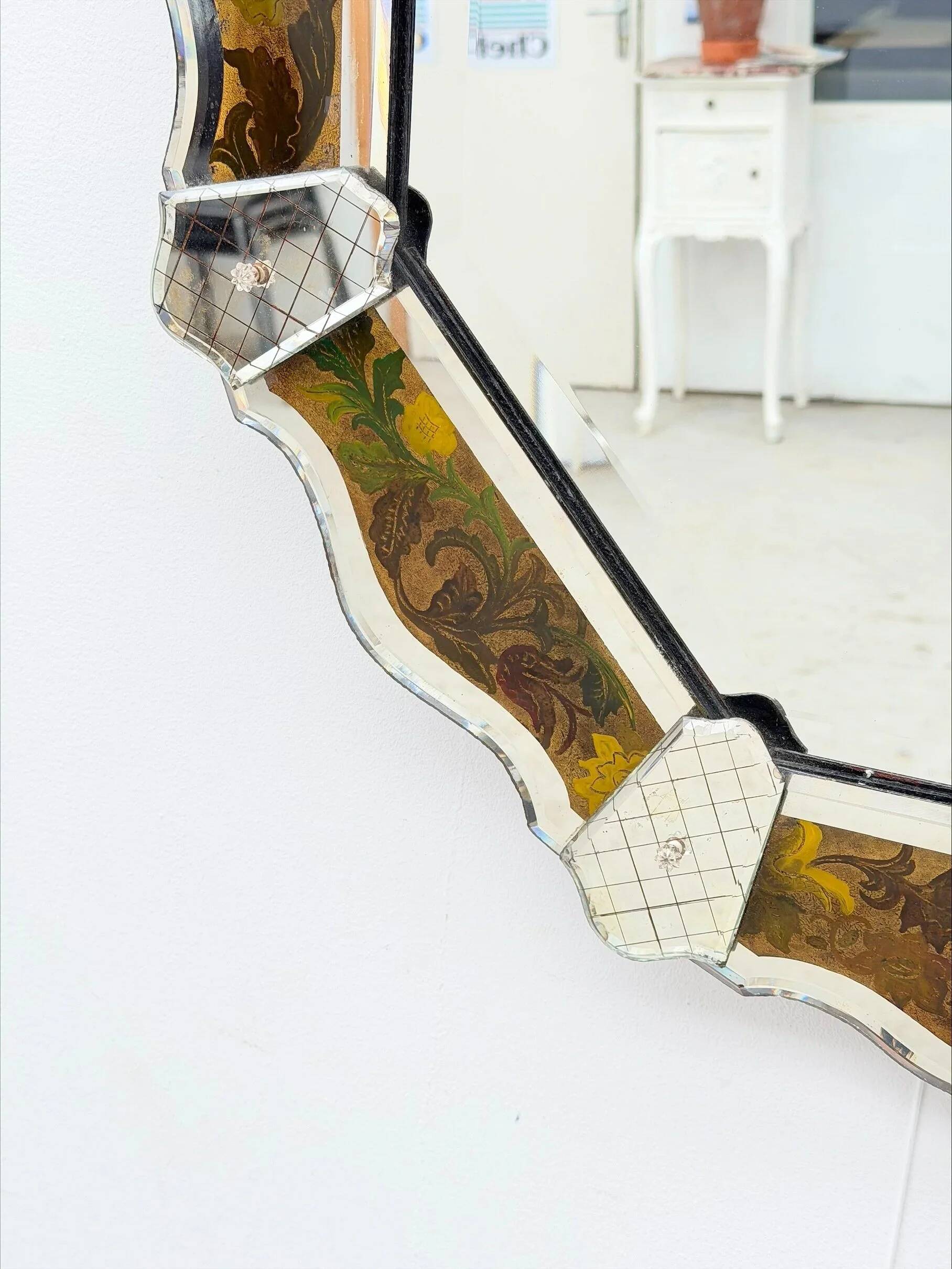 Miroir vénitien avec décor de fleurs et feuillages, Italie 1960