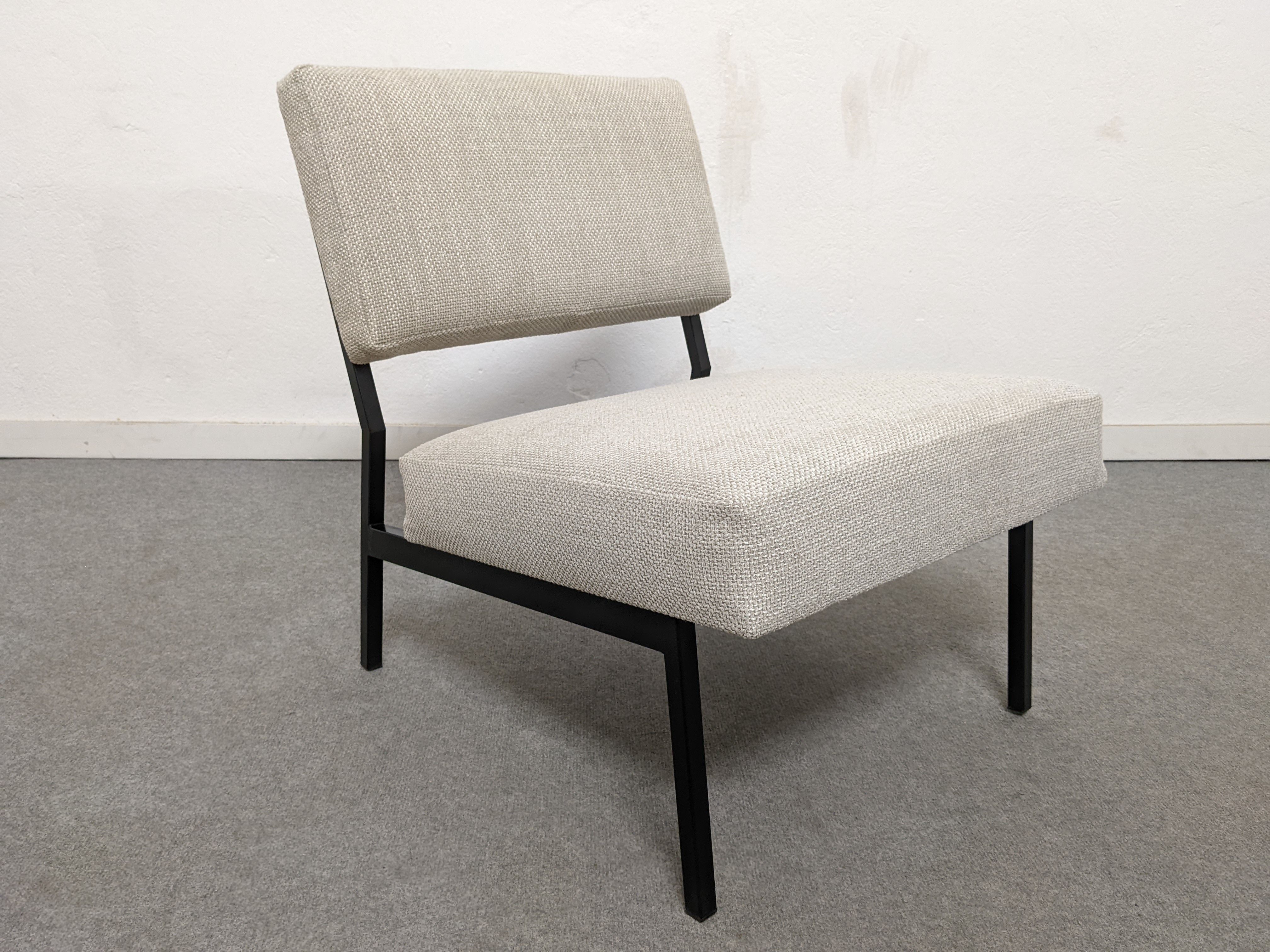 Series of 3 modernist drivers of the 50s /60s and their ottomans