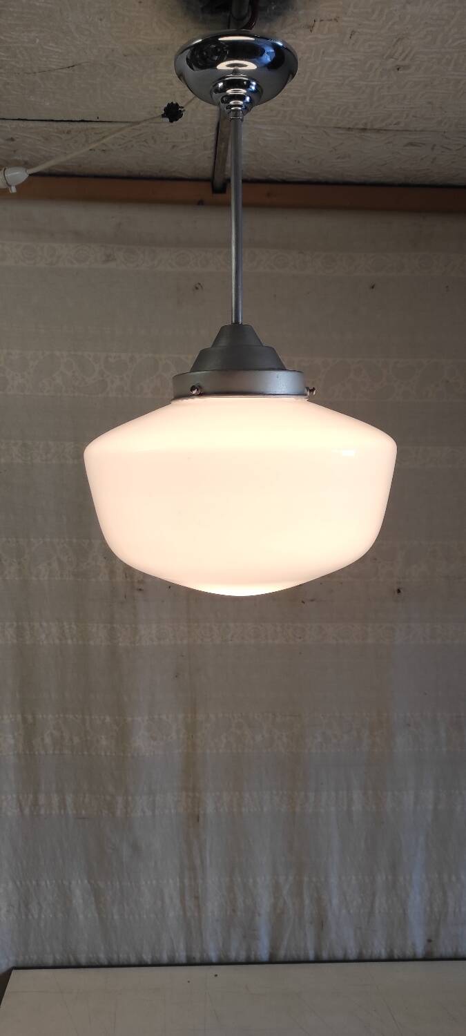 Suspension style Bauhaus globe opaline XL diam. 30cm - début XXeme