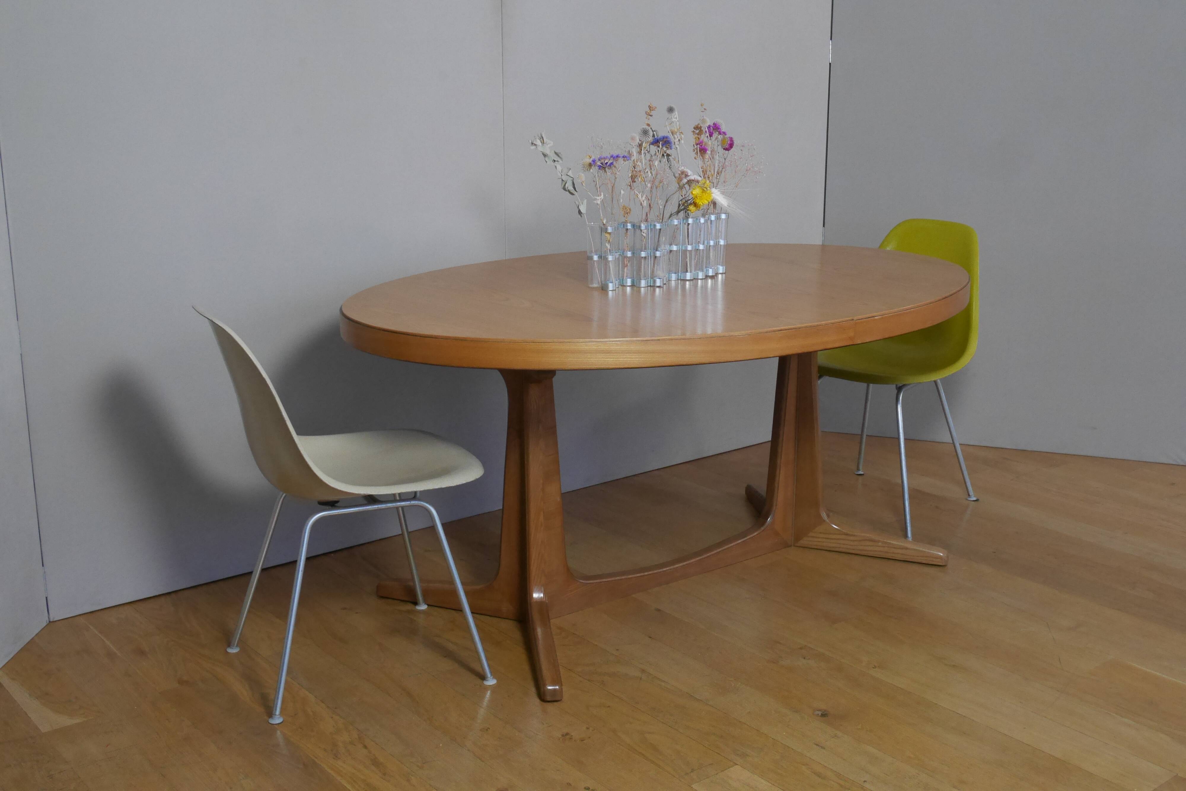 Oak oval table with extension cords