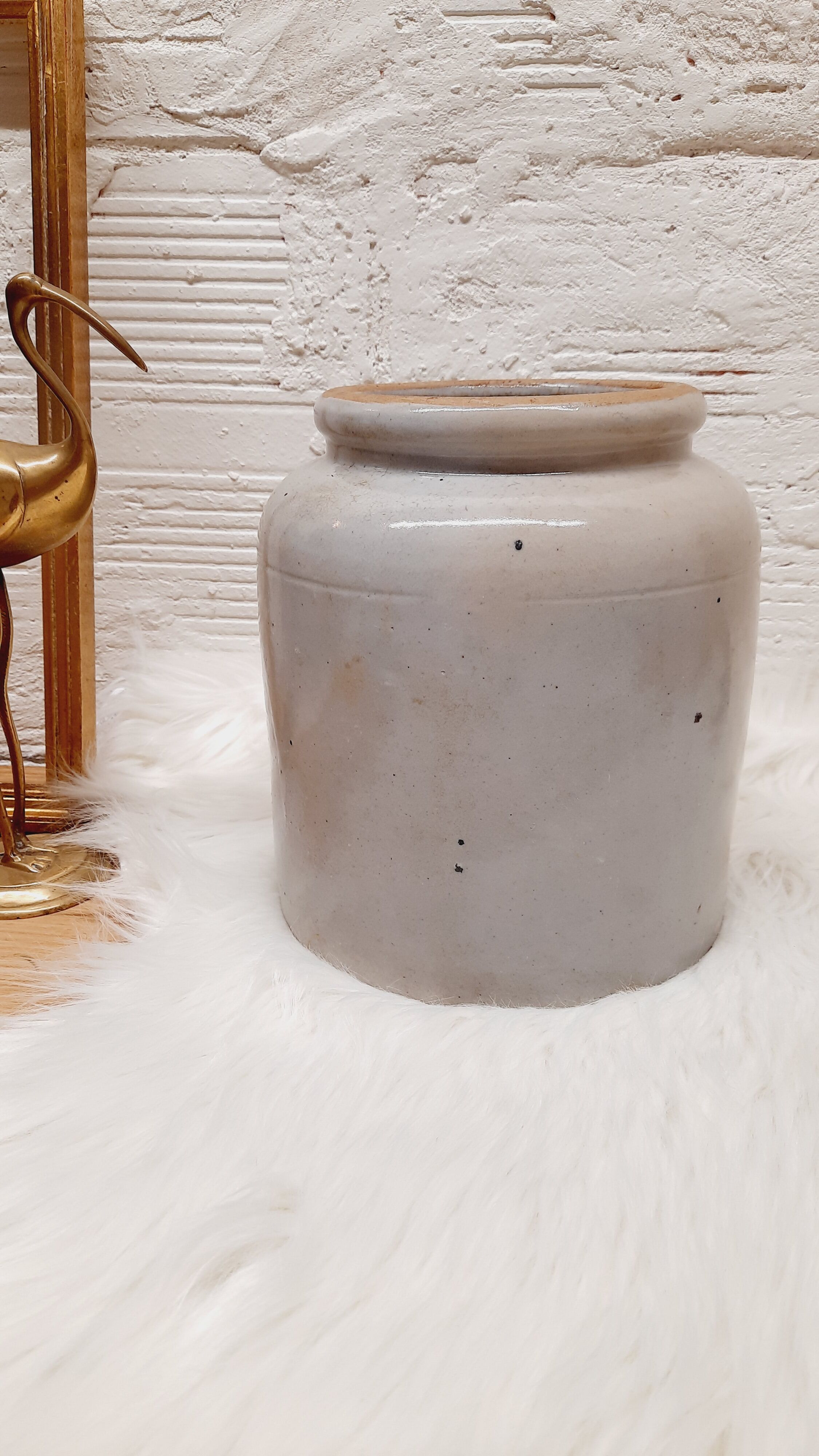 White linen sandstone jar