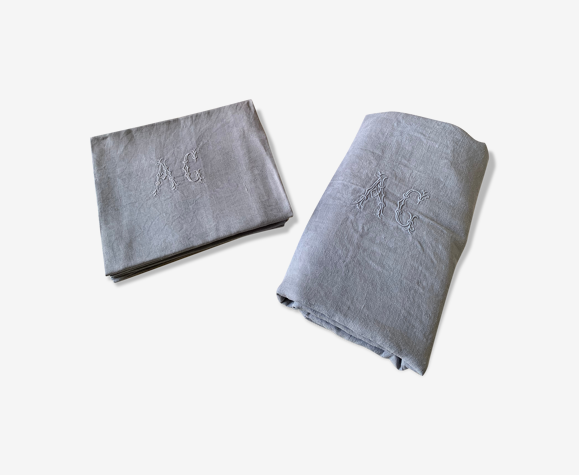 Nappe avec monogramme et 7 serviettes avec monogrammes couleur gris clair