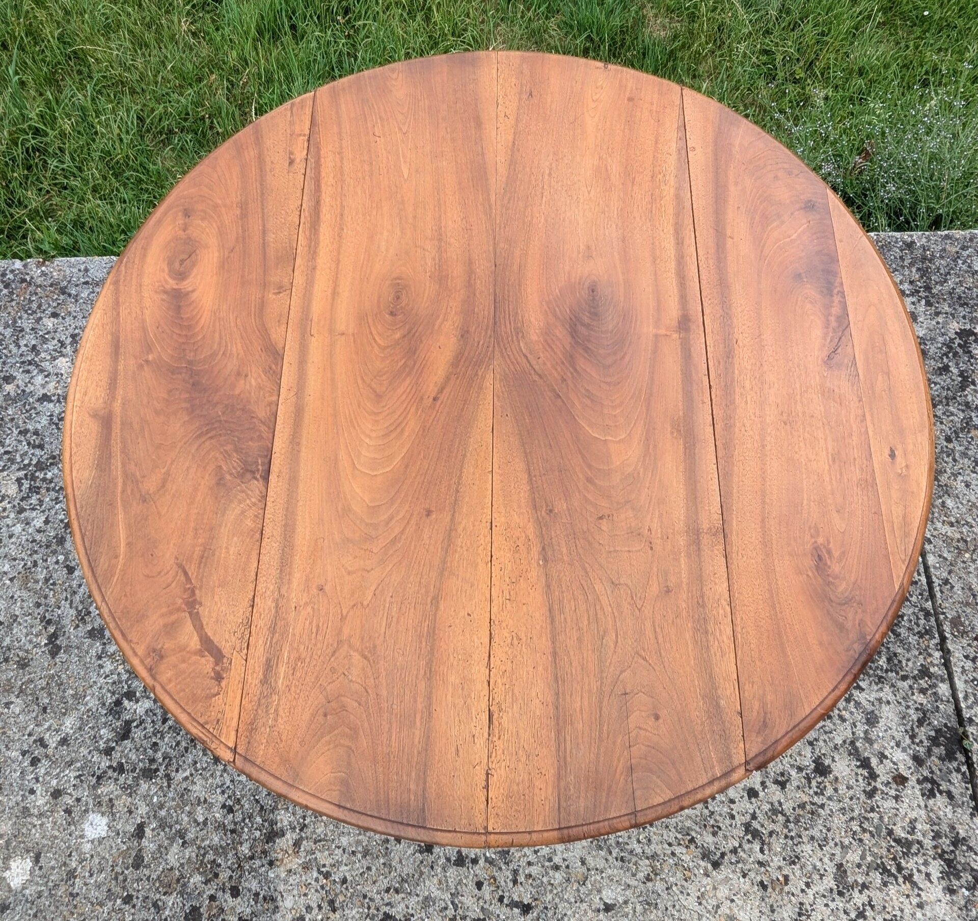 Large six-foot table with XIX century folding leaves in solid walnut Ø120 extendable to 330.