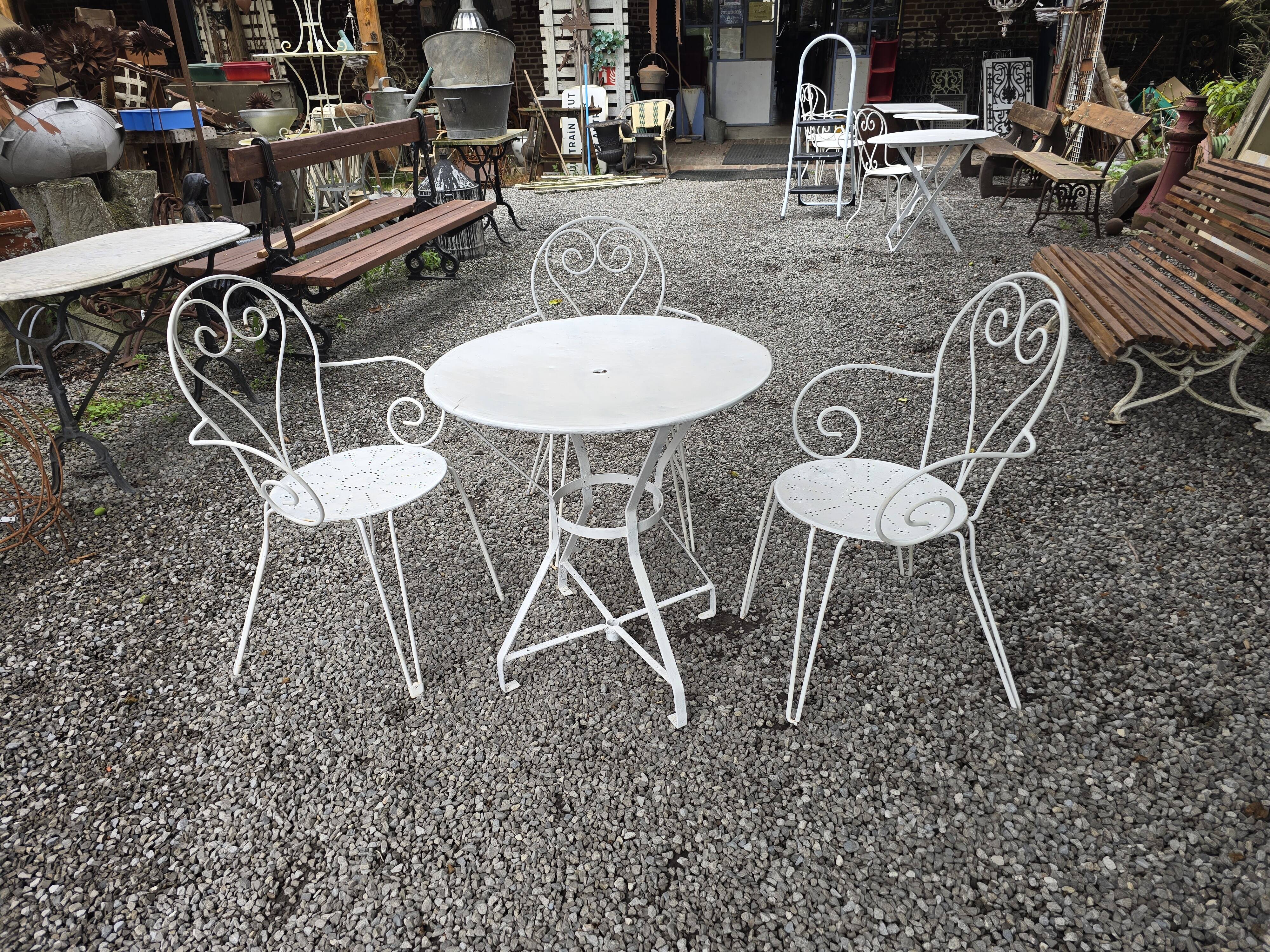 Salon de jardin en fer forgé , 1 table + 3 fauteuils