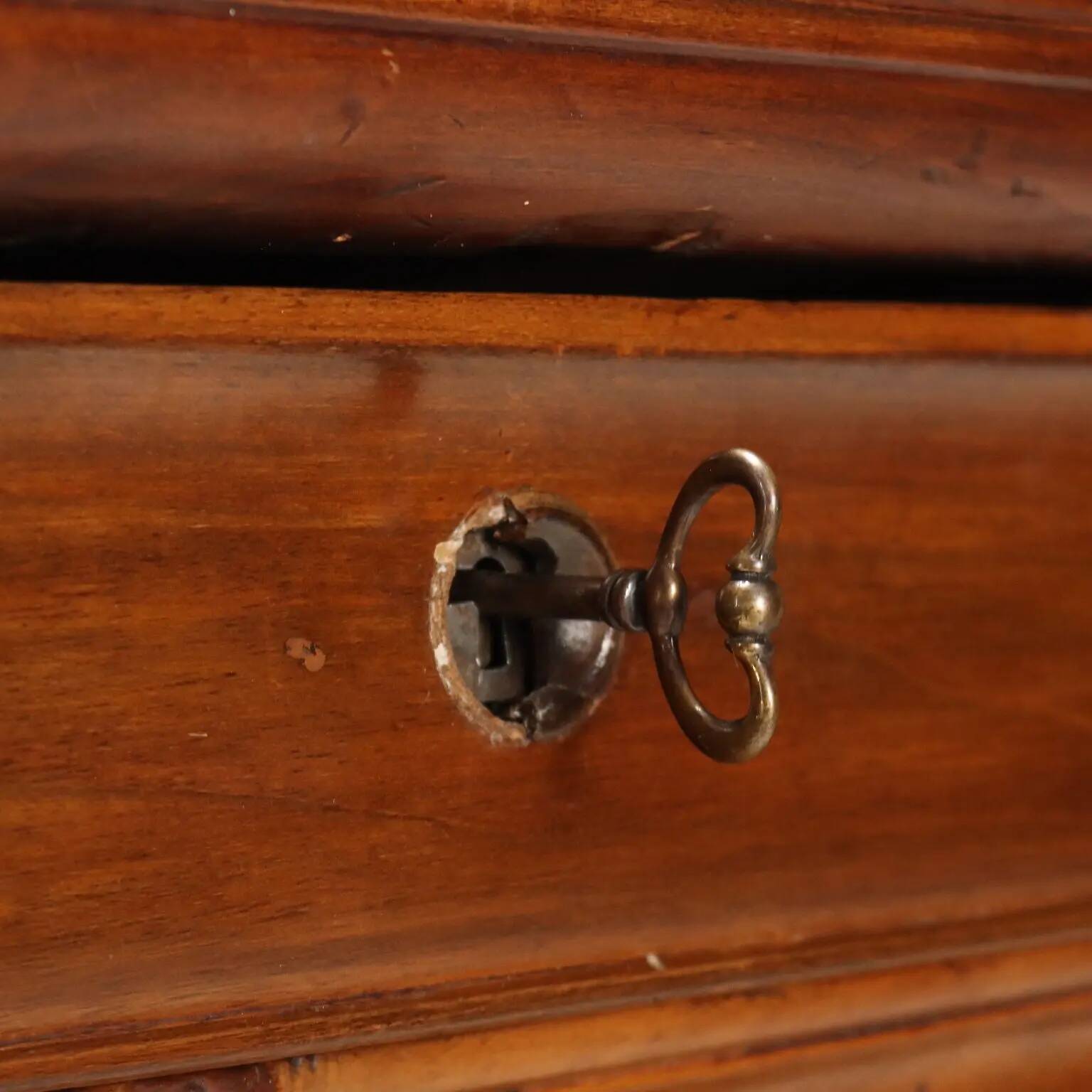 Commode ancienne Louis-Philippe en noyer, Italie, XIXe siècle
